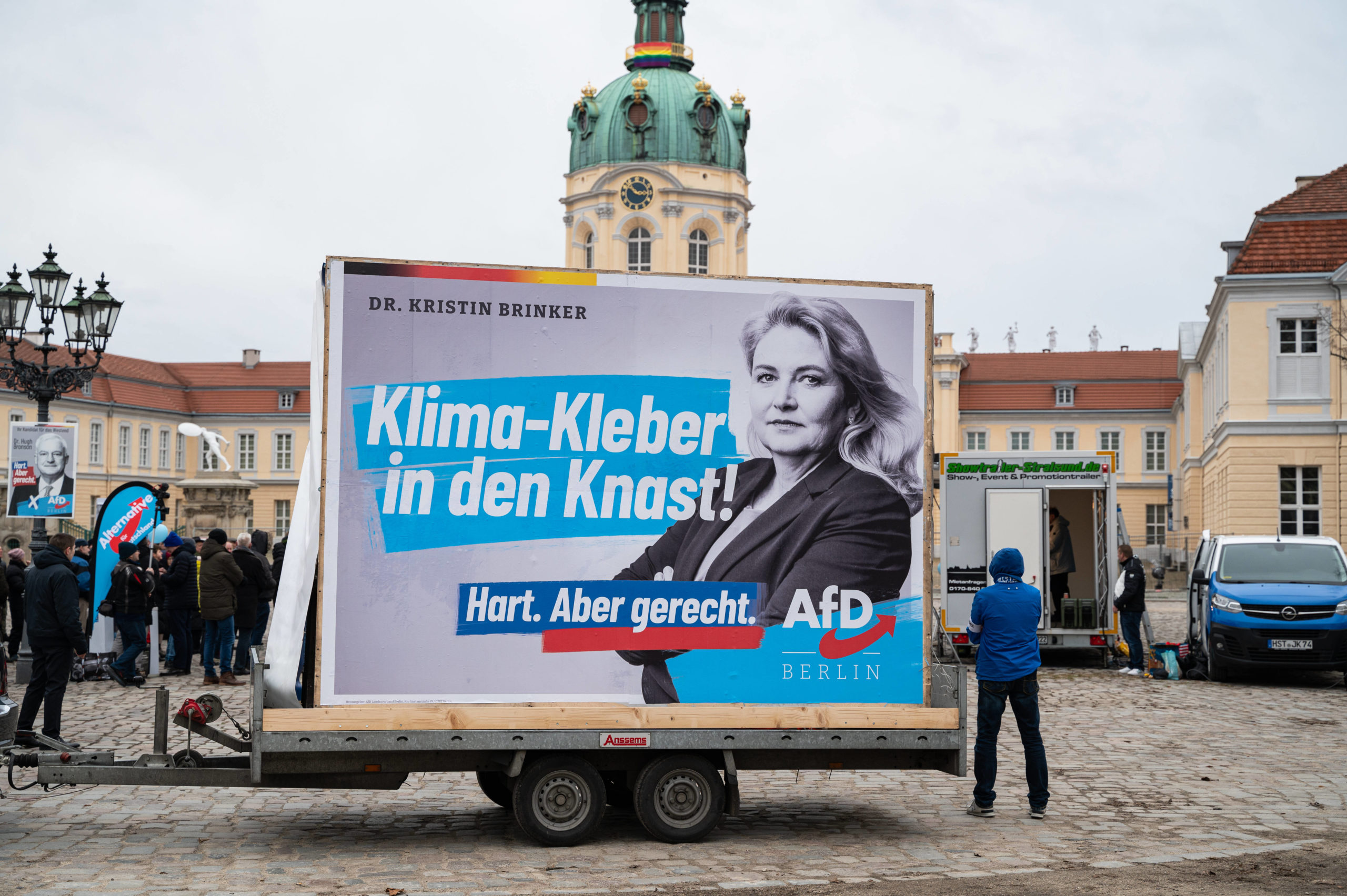 Wahlplakate in Berlin: Mobile Plakatwand mit einem Wahlplakat AfD. So ist man schneller wieder weg. Foto: Imago/Olaf Schuelke