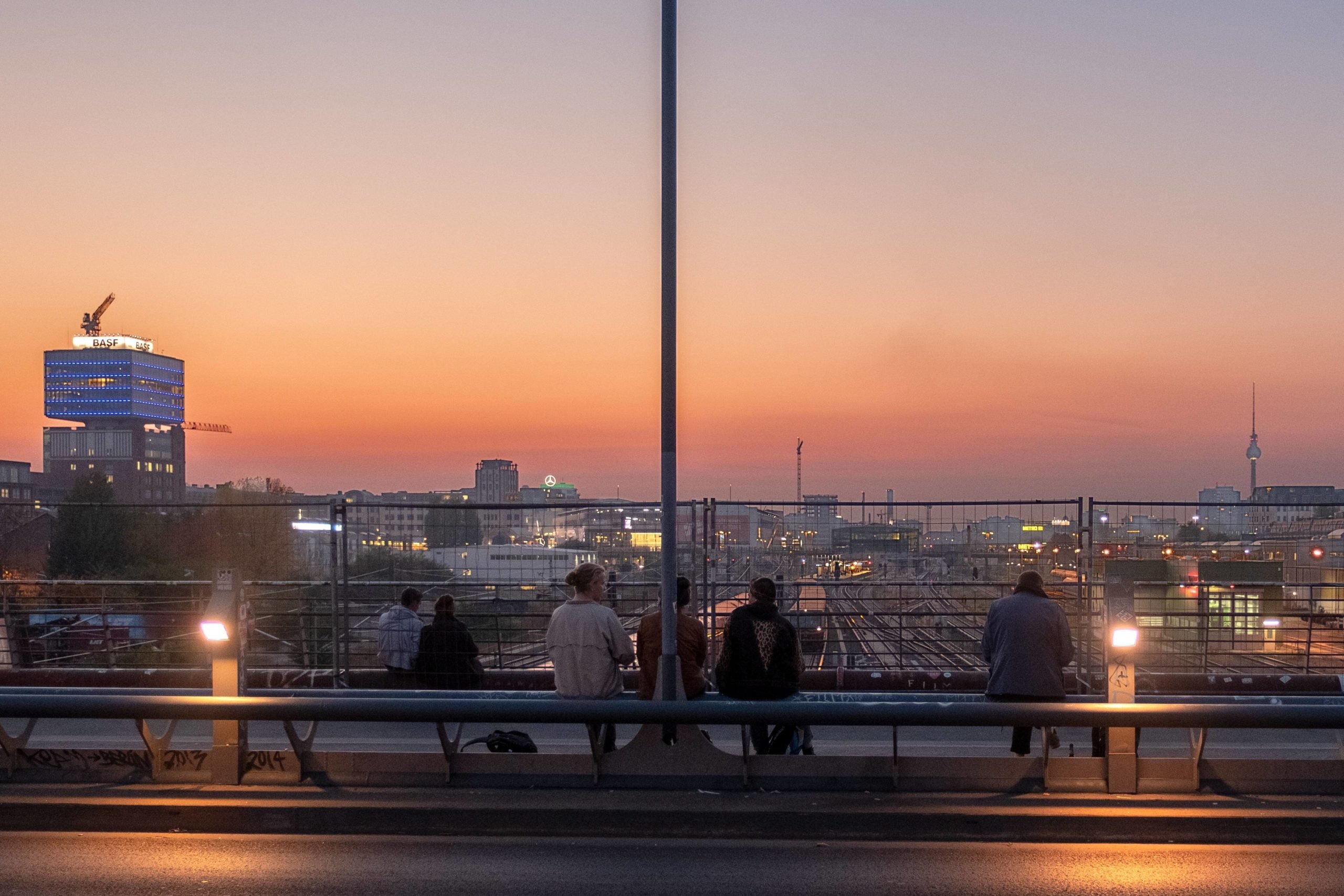 Urbane Idylle auf der Modersohnbrücke in Friedrichshain. Foto: imago/Rolf Zöllner