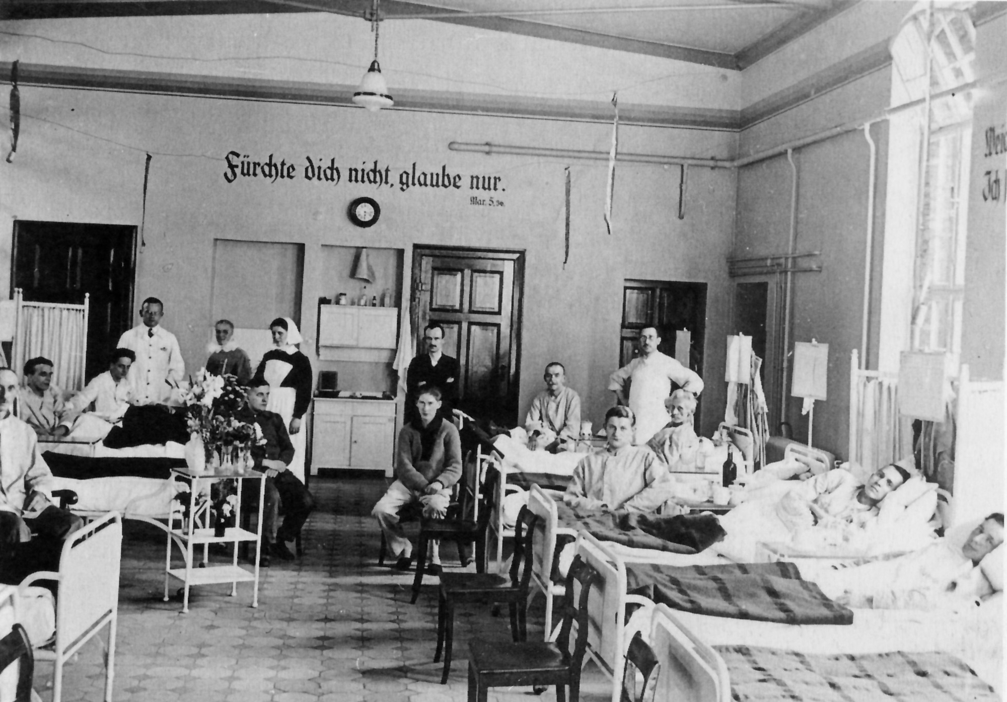 Krankensaal, internististische Männerstation, um 1920. Foto: Stiftung Diakonissenhaus Bethanien