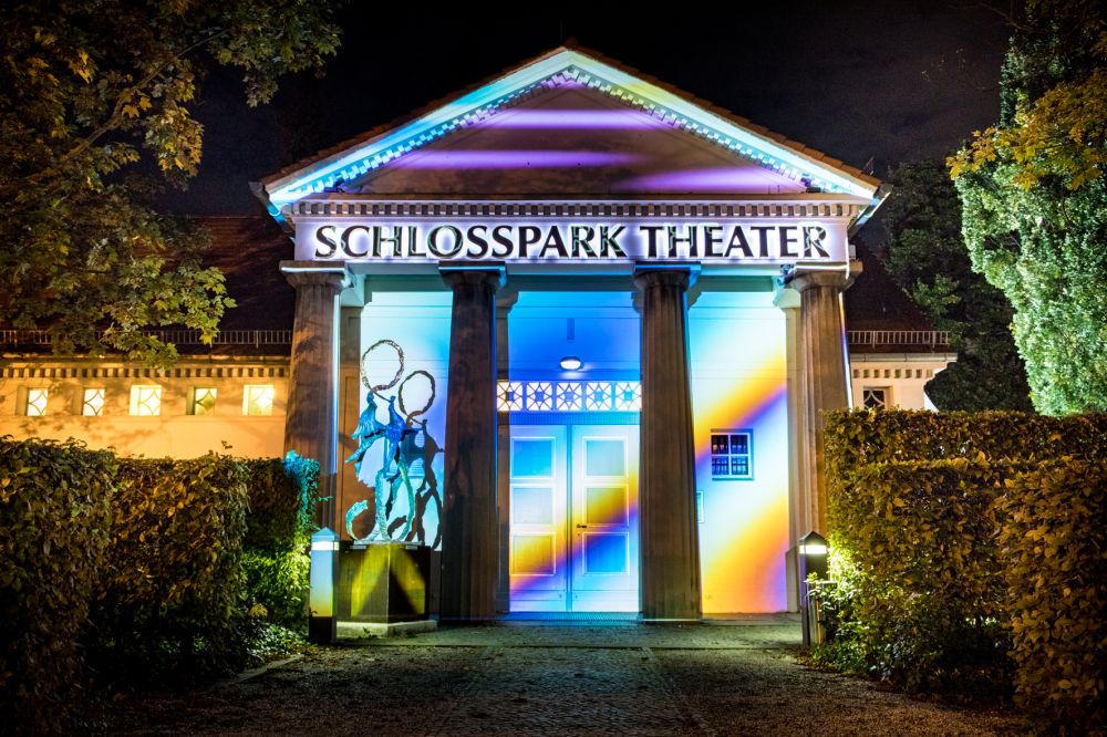 Immer wieder neue Aufführungen im traditionsreichen Schlosspark Theater in Steglitz. Foto: Schlosspark Theater, Derdehmel/Urbschat