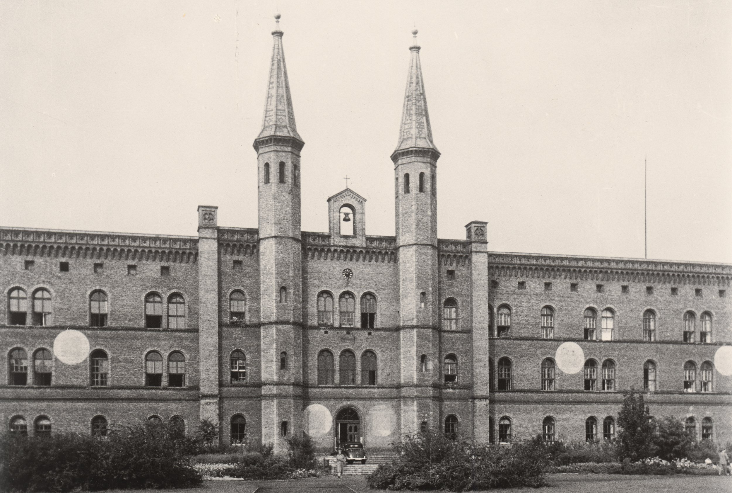 Vorderansicht Bethanien. Foto: Sammlung: Karl Wilhelm Ochs (Architekt), 1955-66. Architekturmuseum der TU Berlin F 4476