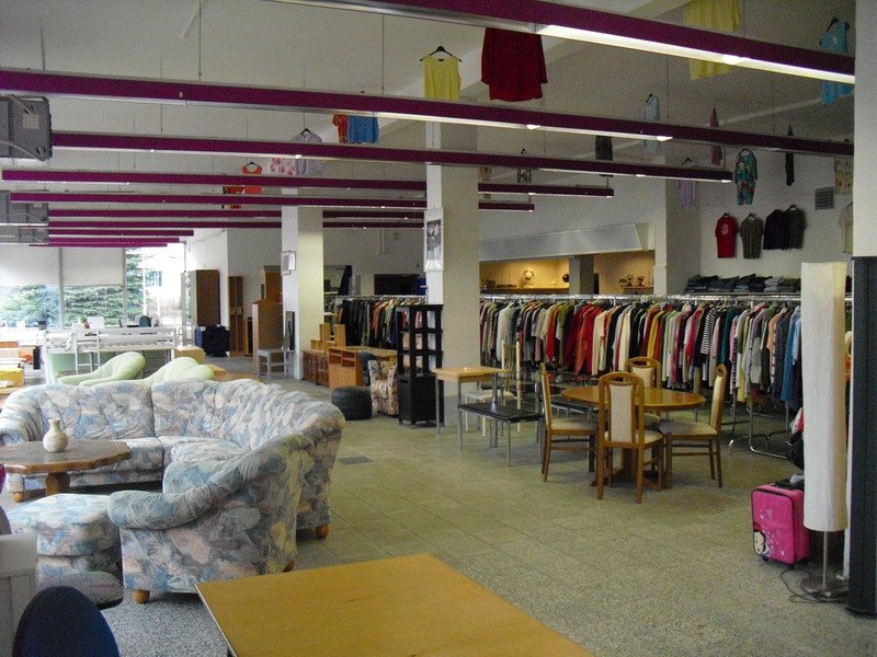 Der Socialladen I bietet nicht nur Kleidung sondern auch Möbel. Foto: Socialladen