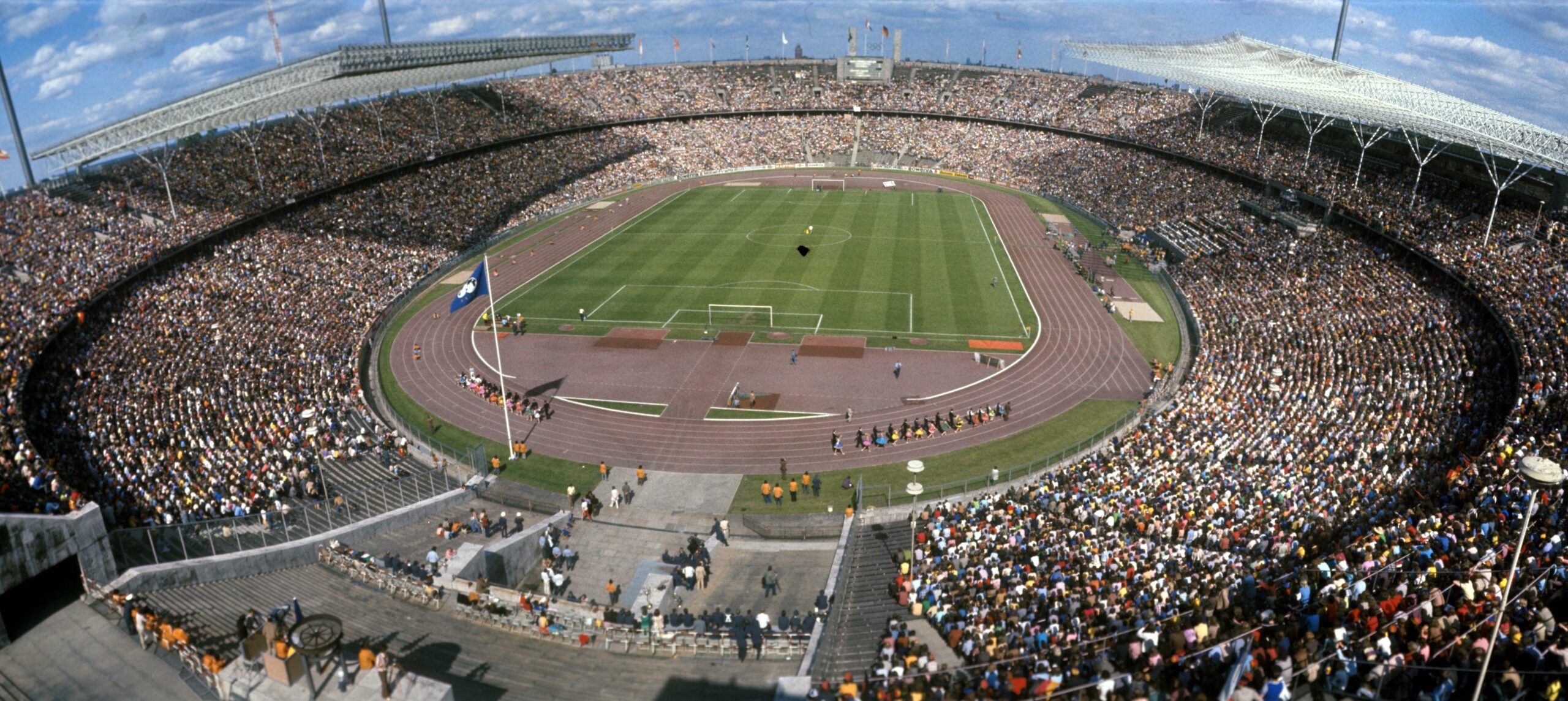 Ausverkauftes Berliner Olympiastadion vor dem Länderspiel Deutschland gegen Brasilien im Juni 1973. Foto: Imago/Horstmüller