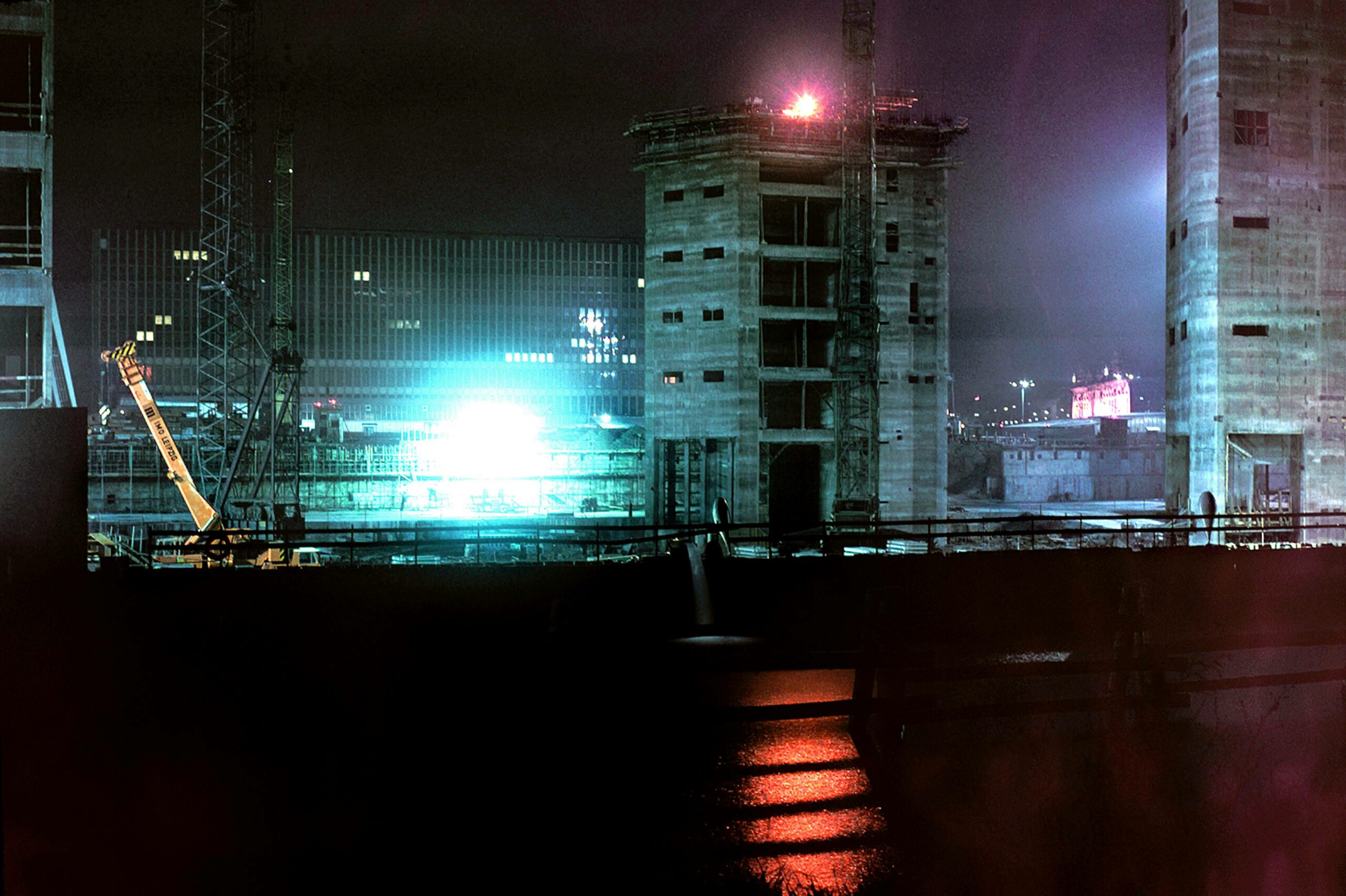 Baugrube für den Palast der Republik bei Nacht. Foto: Imago/PEMAX 