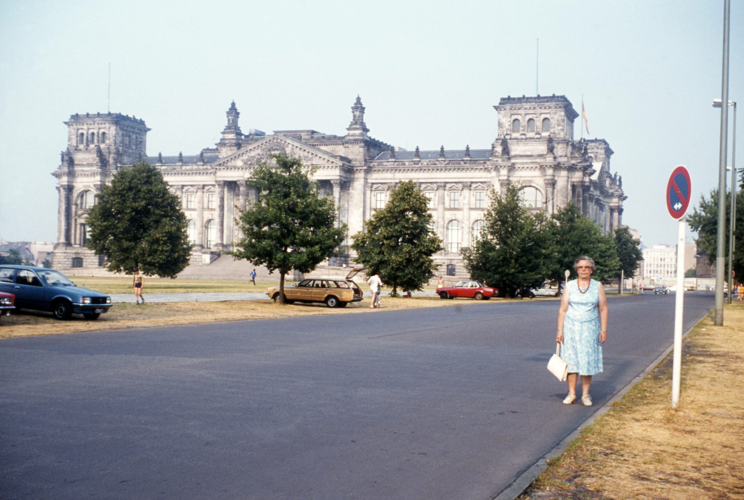 Im Juli 1983 posierte eine ältere Dame vor dem Reichstagsgebäude Foto: imago/Gerhard Leber