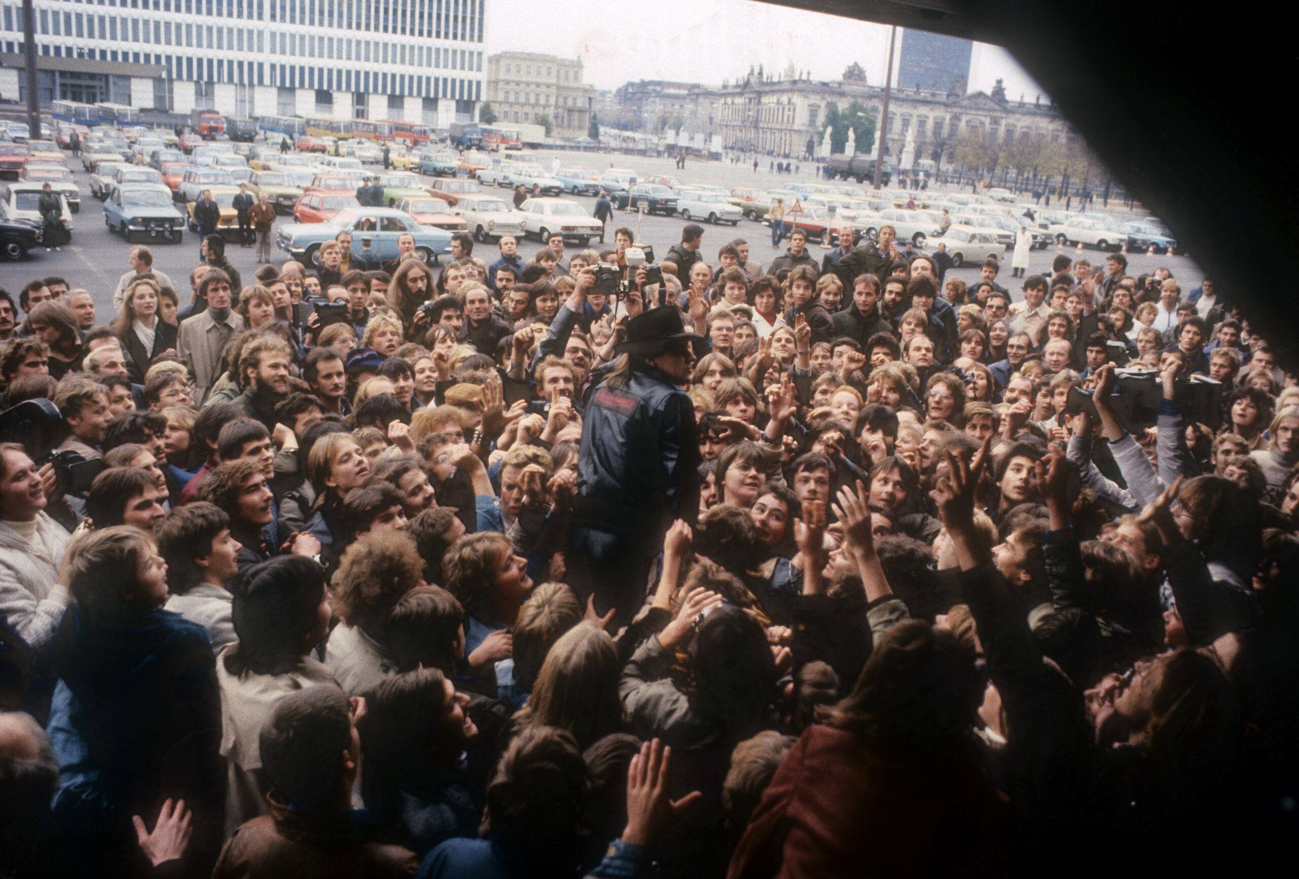 Udo Lindenberg inmitten seiner Fans Udo Lindenberg, vor seinem Konzert iim Palast der Republik in Ost-Berlin.Foto: Imago/M&K