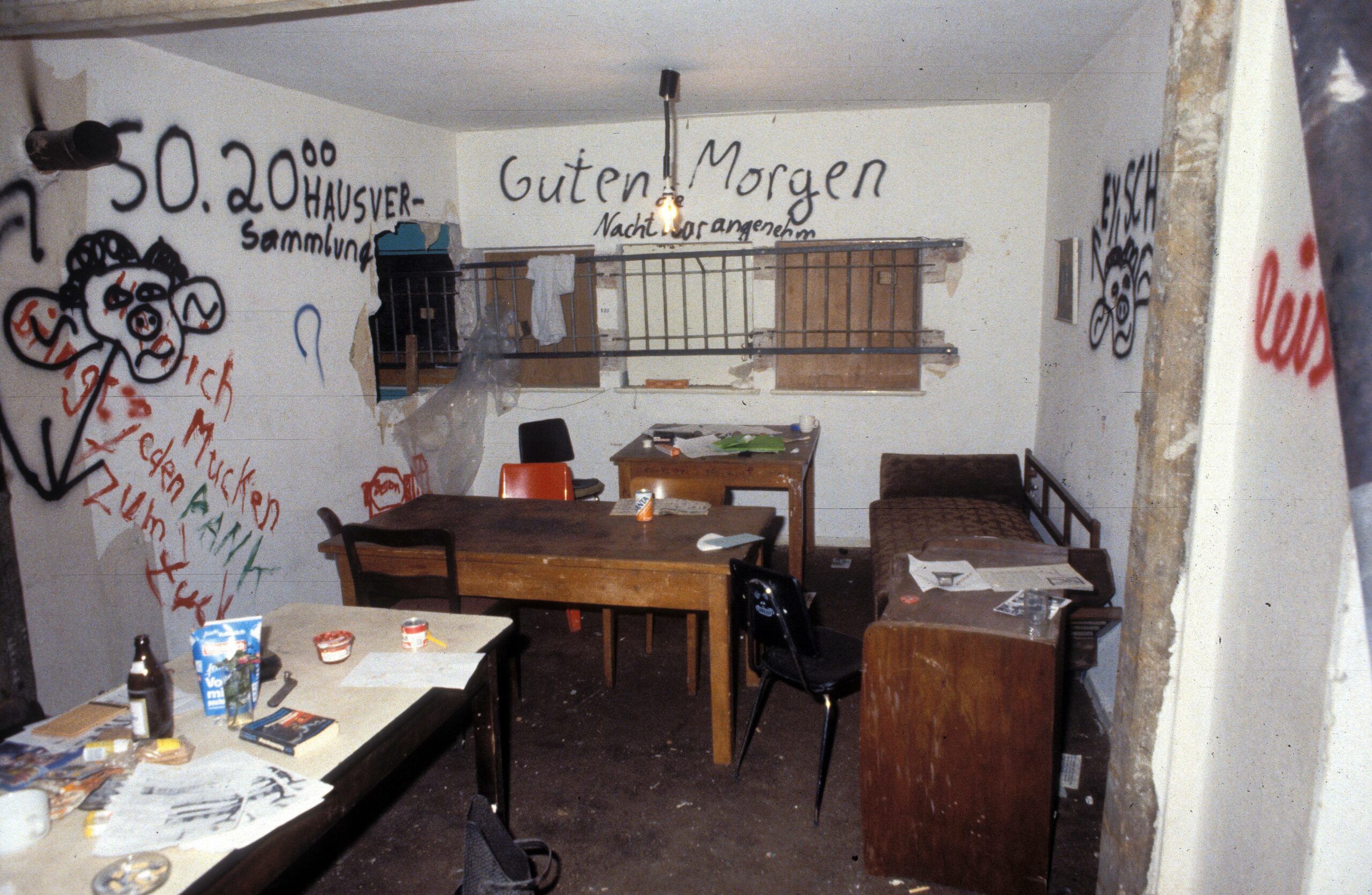 Besetzte Wohnung in einem Haus in der Kreuzberger Waldemarstraße, 1983. Foto: Imago/Teutopress