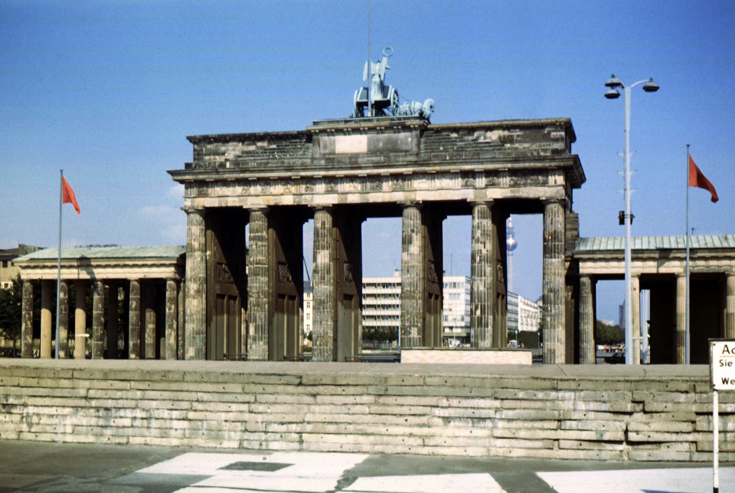 Berlin 1973: Blick auf die Mauer und das Brandenburger Tor. Foto: Imago/Frank Sorge