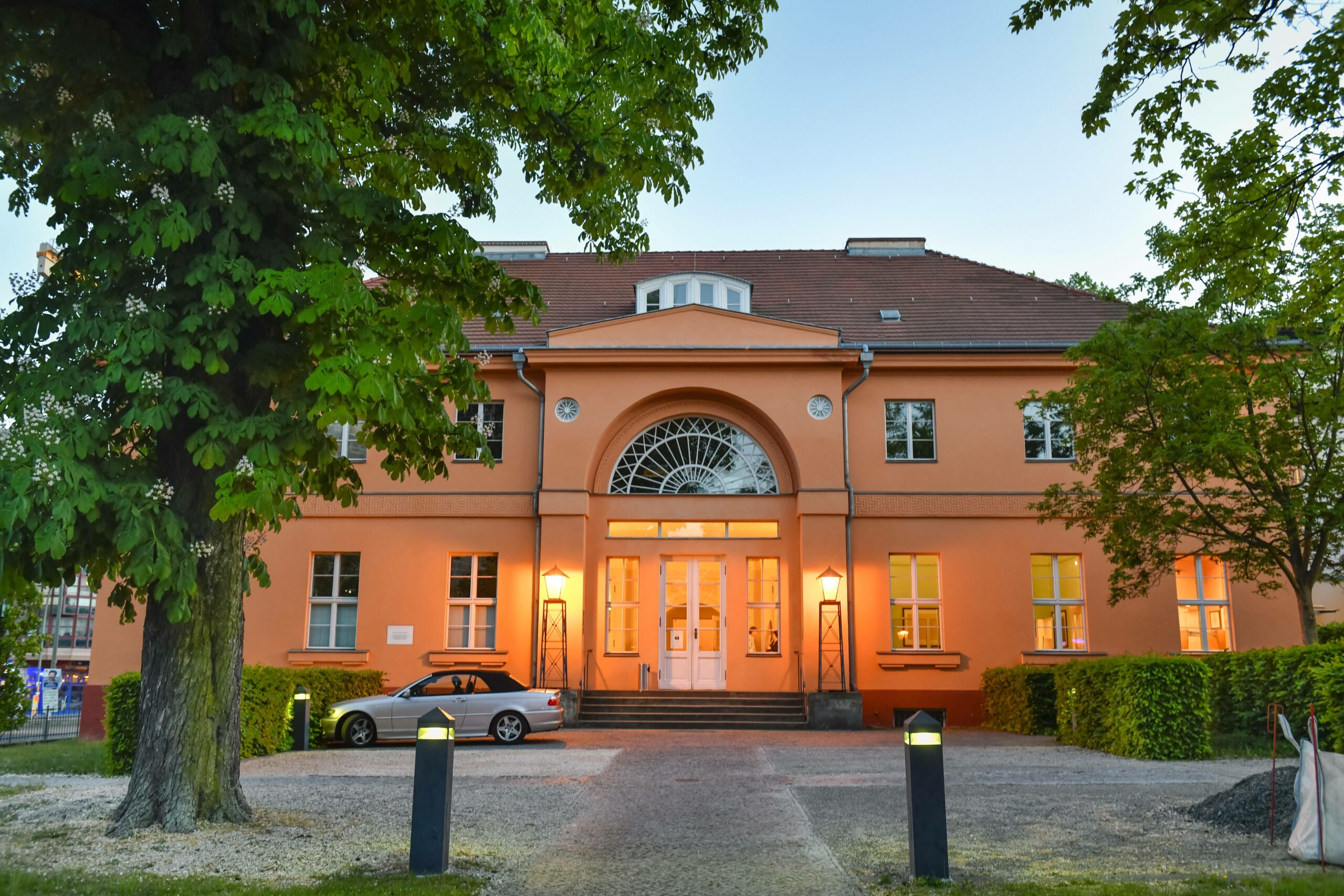 Das Gutshaus aus dem 19. Jahrhundert wurde schon vielseitig genutzt. Hier finden regelmäßig Veranstaltungen und Lesungen statt. Foto: Imago/Schöning