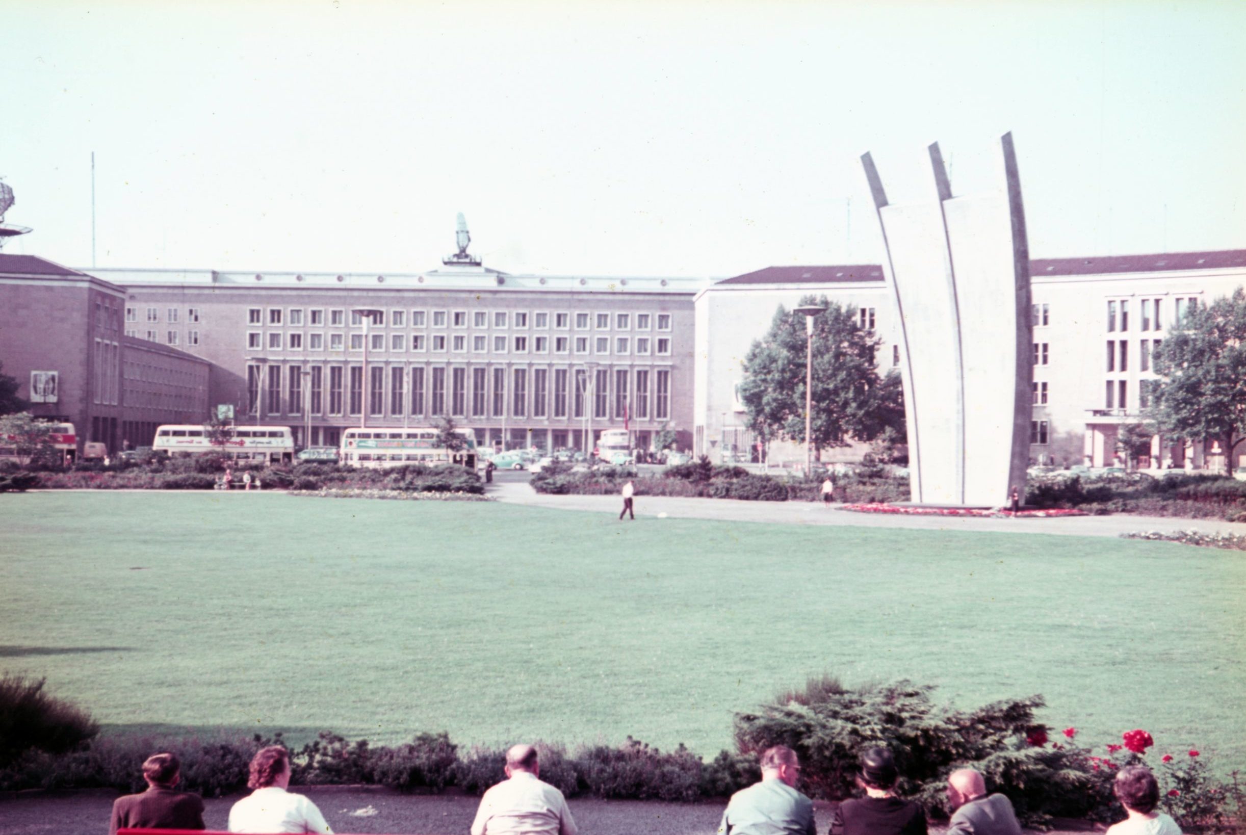 Flughafen Tempelhof und das Luftbrücken-Denkmal. Foto: Imago/Serienlicht