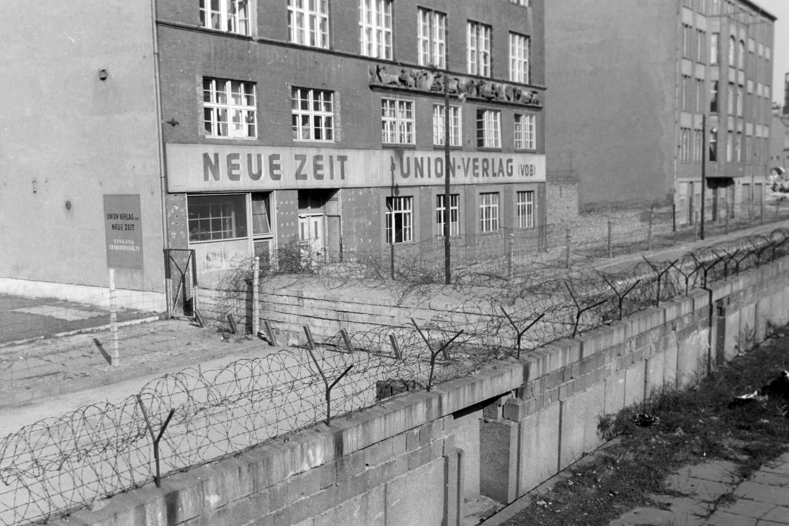Gebäude des Union Verlags an der Berliner Mauer, 1963. Foto: Imago/Erich Andres/United Archives