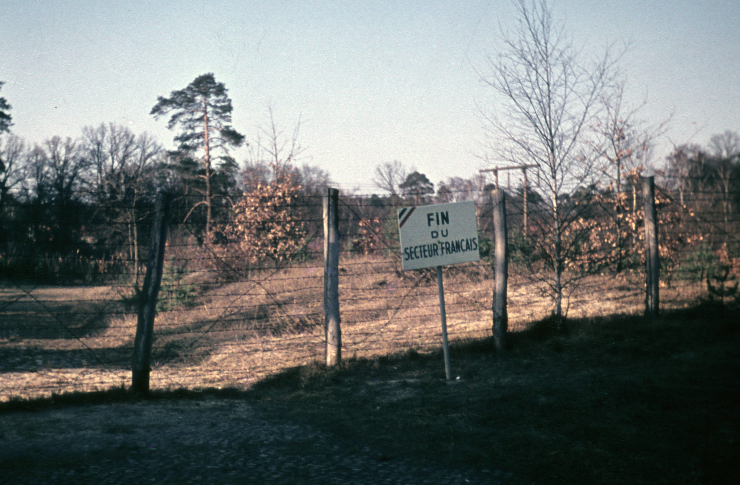 Hinweisschild "Ende des französischen Sektors" an der Grenze zur DDR im Berliner Ortsteil Frohnau. Foto: Imago/Hans Seeliger