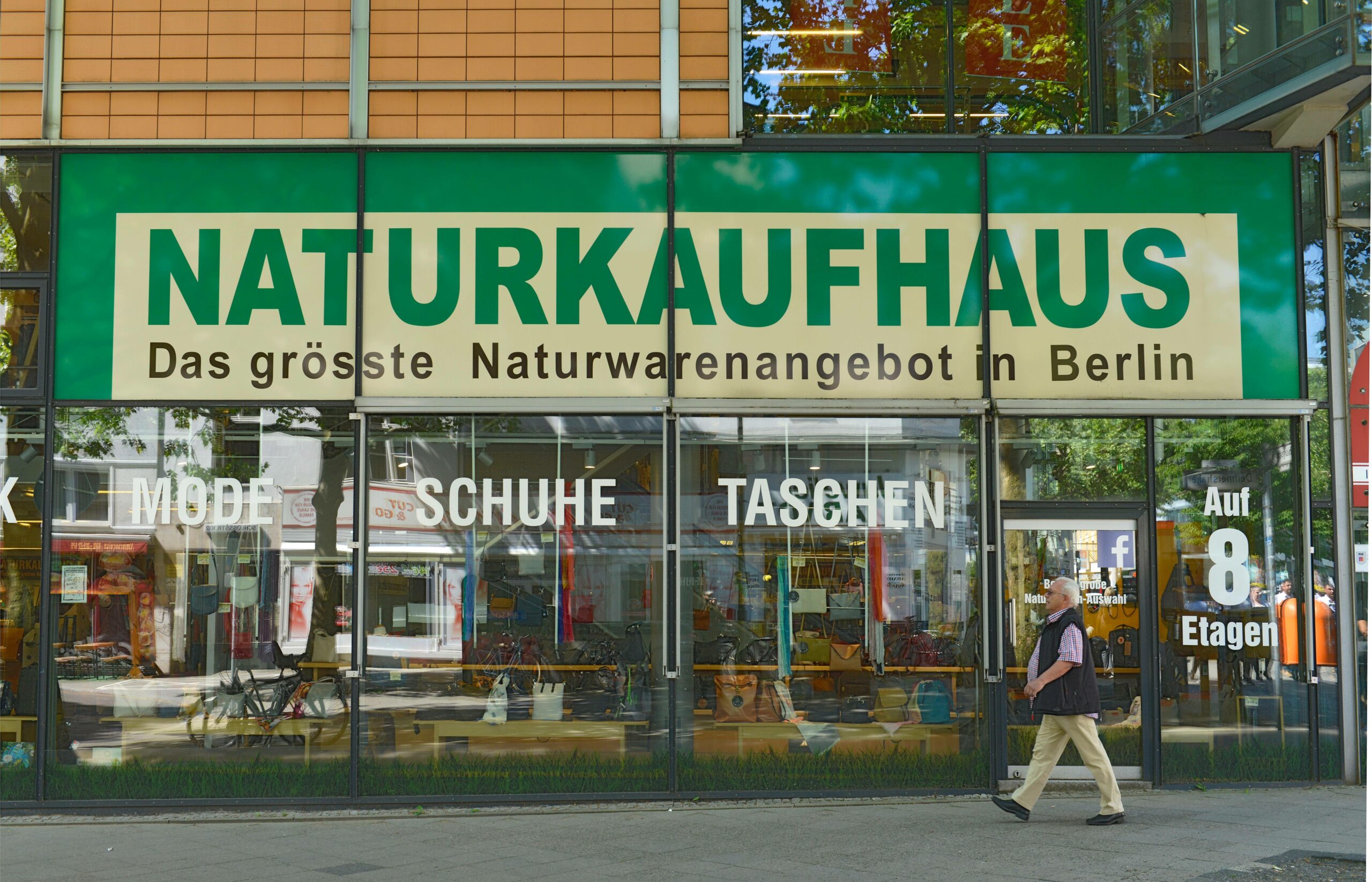 So viele Naturwaren an einem Ort gibt es nur im Naturkaufhaus in Steglitz. Foto: Imago/imagebroker