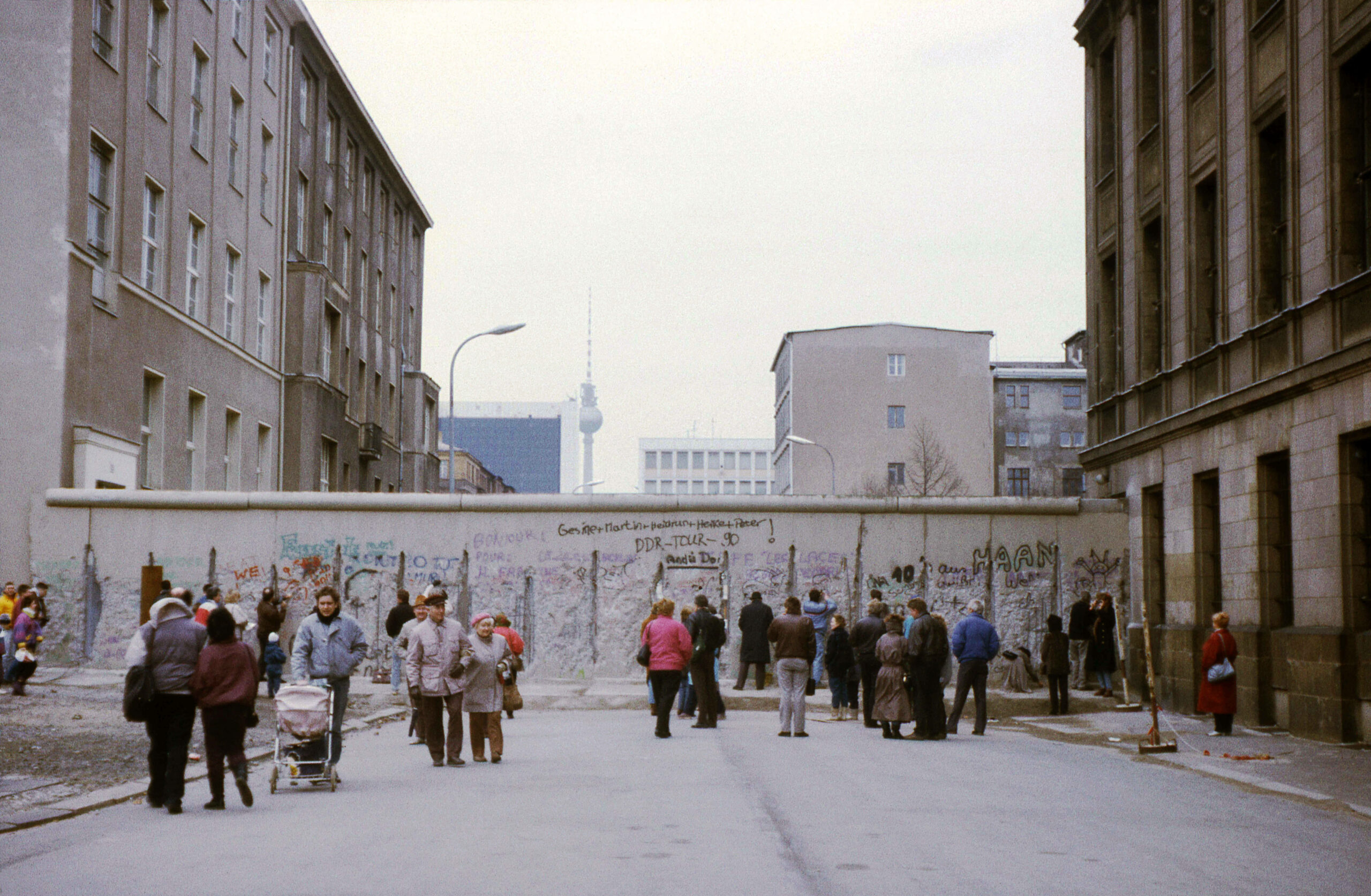 Ost-Berlin Fotos: Berliner Mauer an der Clara-Zetkin-Straße heute Dorotheenstraße in Berlin-Mitte, 1990. Foto: Imago/Snapshot Photography/K. Krause