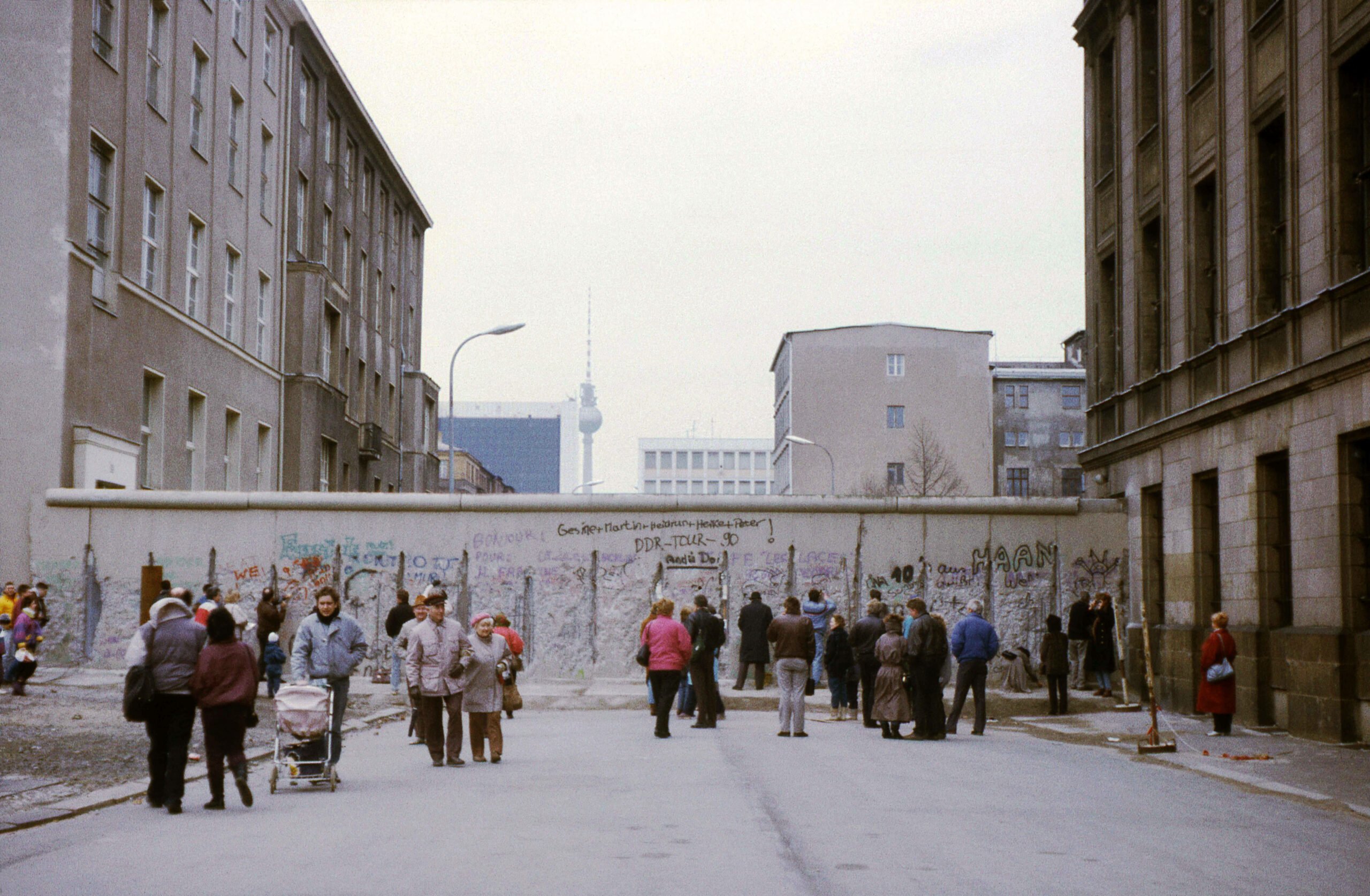 Ost-Berlin Fotos: Berliner Mauer an der Clara-Zetkin-Straße heute Dorotheenstraße in Berlin-Mitte, 1990. Foto: Imago/Snapshot Photography/K. Krause