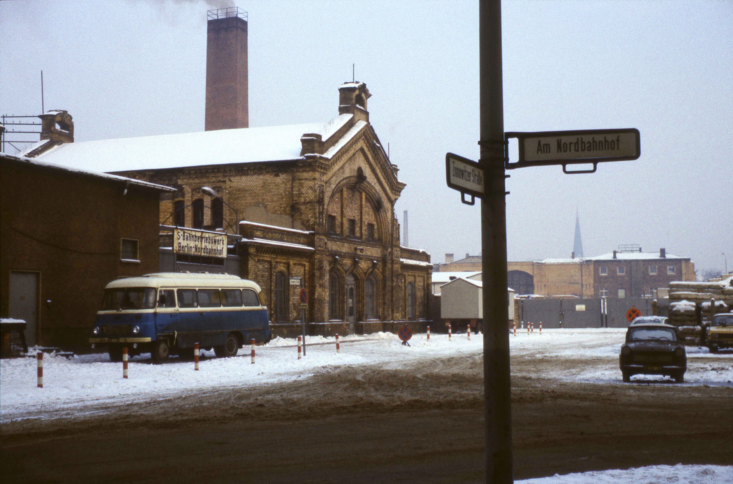 Ost-Berlin Fotos: Zinnowitzer Straße Ecke Am Nordbahnhof mit dem S-Bahnbetriebswerk Berlin-Nordbahnhof in einem noch erhaltenen Gebäude des ehemaligen Stettiner Bahnhofs. Foto: Imago/Snapshot Photography/K. Krause