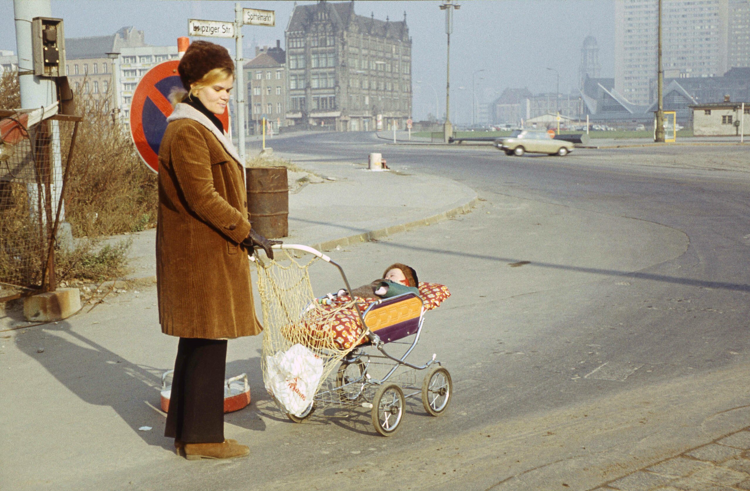 Ost-Berlin 1973: Frau mit Kinderwagen auf der Leipziger Strasse. Foto: Imago/K. Krause