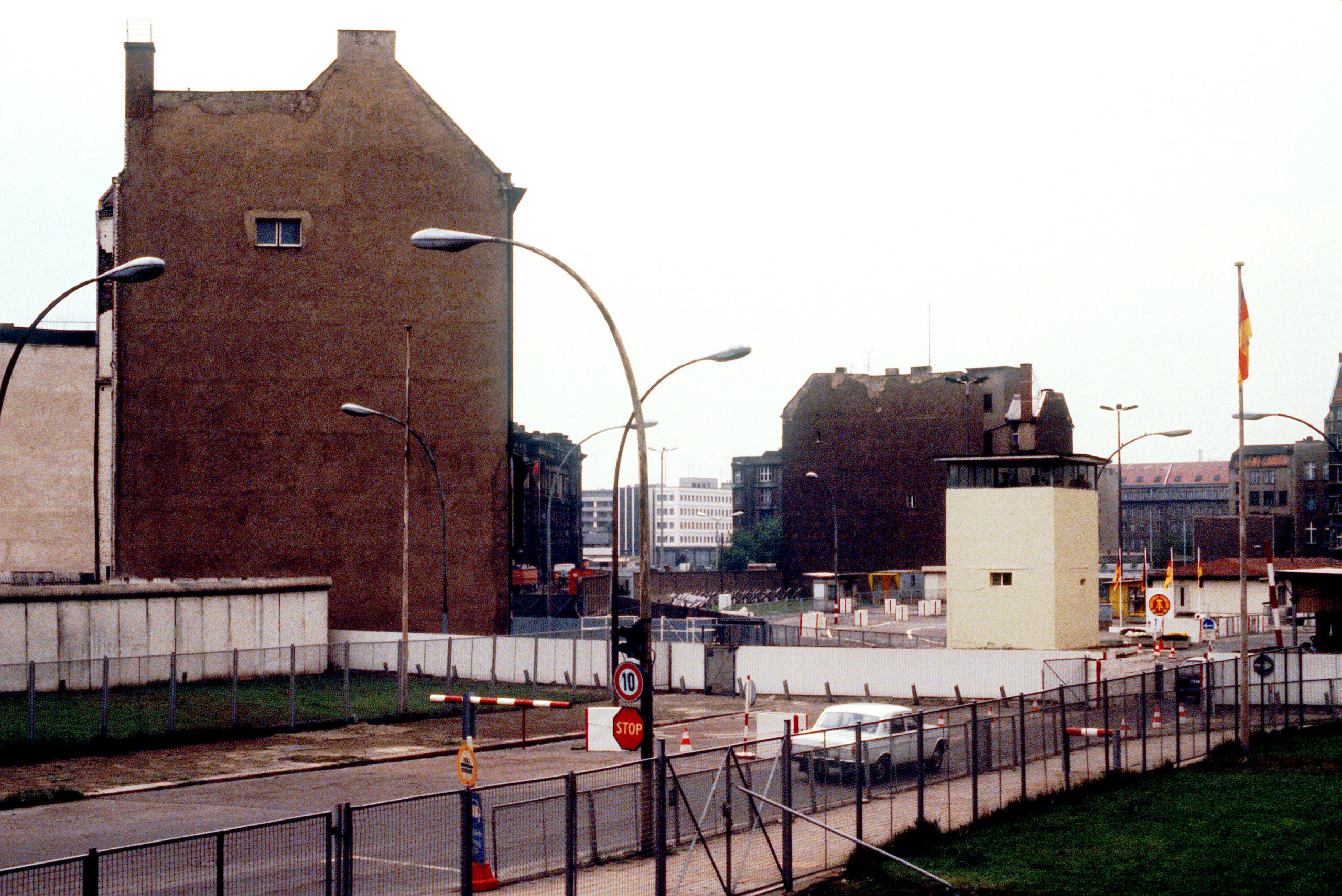 Blick auf den Checkpoint Charlie, 1983. Foto: Imago/UIG