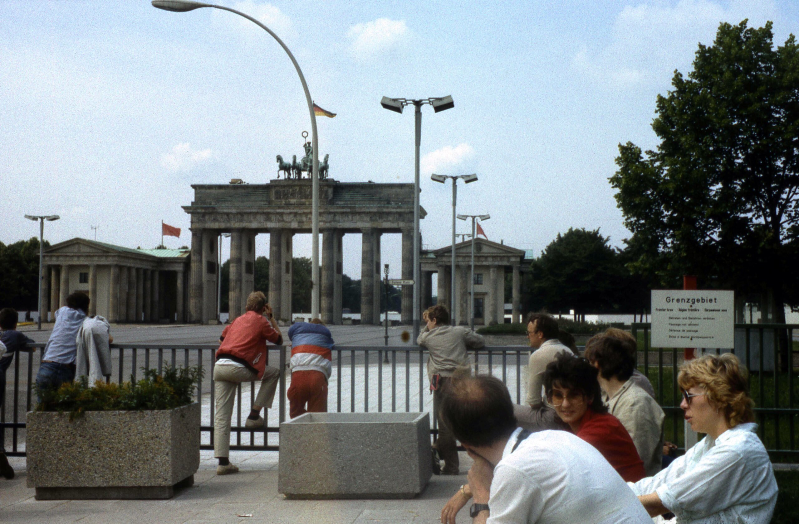 Das weitläufig abgesperrte Brandenburger Tor in Ost-Berlin, 1987. Der Bereich östlich des Brandenburger Tores war Sperrgebiet und durfte nicht betreten werden. Foto: Imago/Snapshot Photography/K. Krause