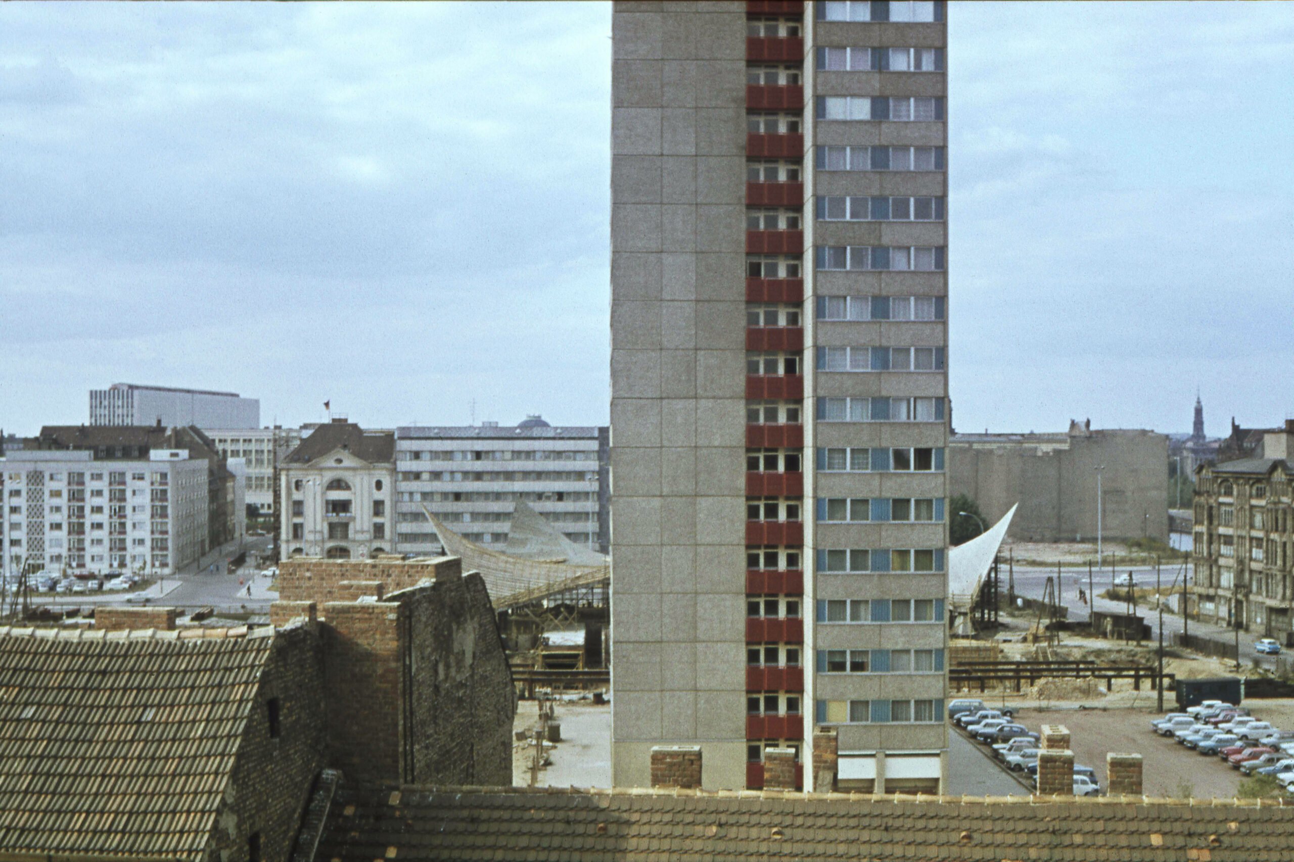 Ost-Berlin Fotos: Blick von der Berliner Wallstraße auf die Fischerinsel mit einem der ersten dort errichteten Hochhäuser und dahinter, der im Bau befindlichen DDR-Mehrzweckhalle Ahornblatt und der Leipziger Straße, 1971. Foto: Imago/Snapshot Photography/K. Krause