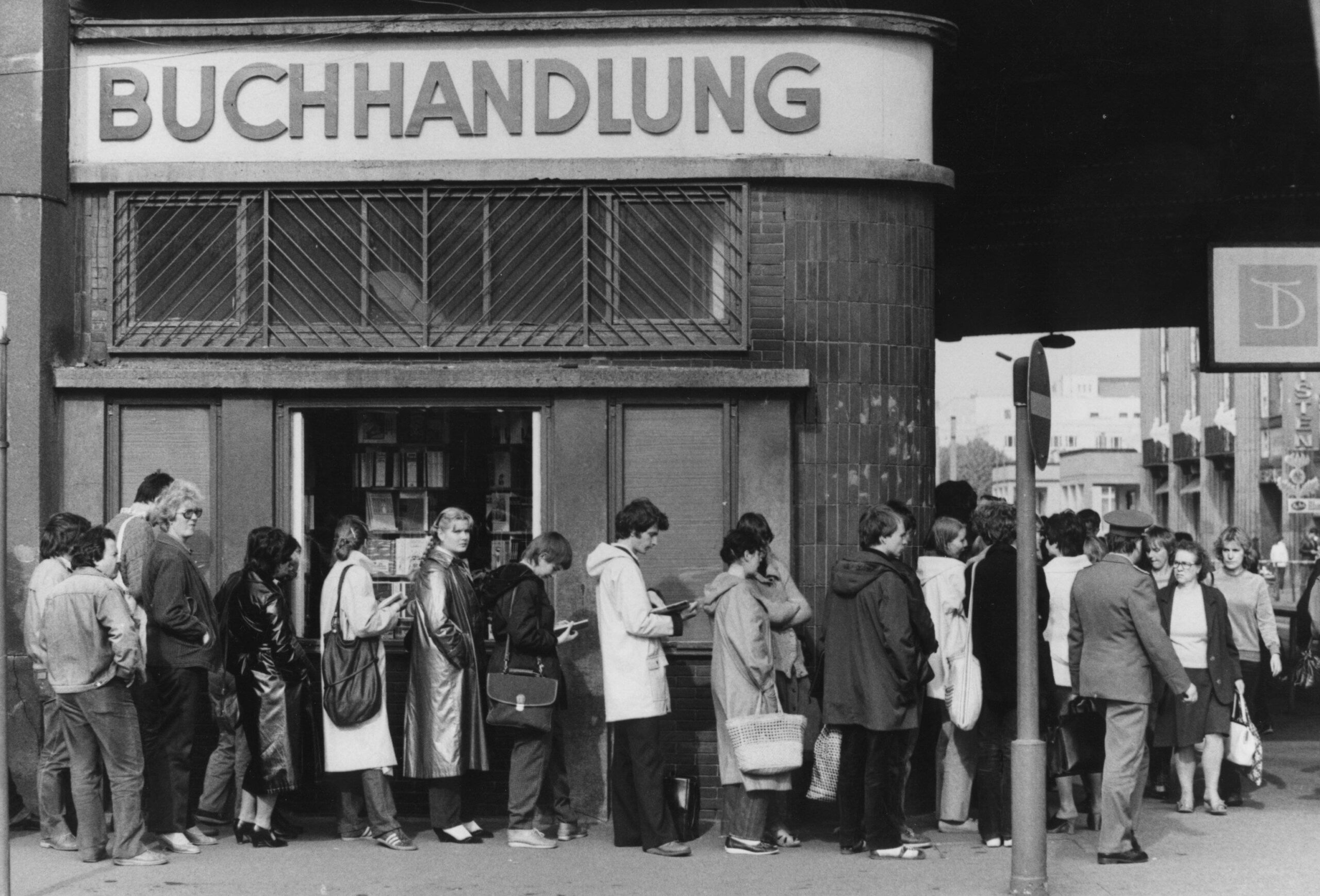 Schlange vor neueröffnetem Buchladen in Ost-Berlin, 1983. Foto: Imago/Peter Diedrich/TT