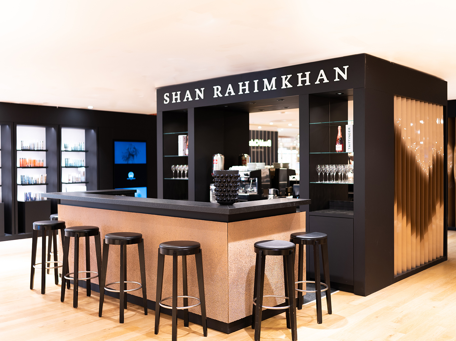 Neueröffnungen 2023: Neben einer Beauty-Lounge hat Shan Rahimkhan auch eine Champagnerbar im Kaufhaus des Westens. 