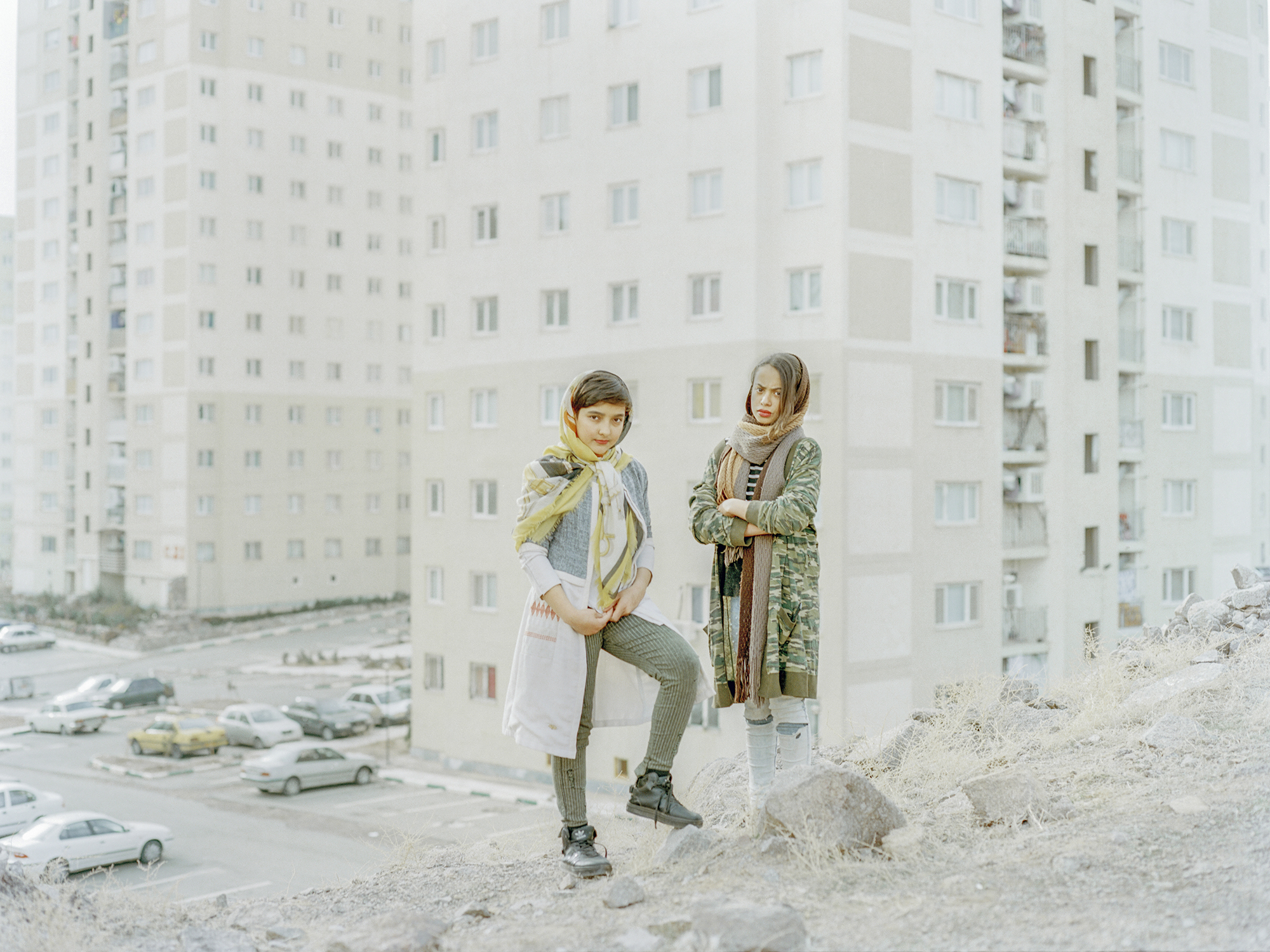 Porträt von Dorna und Sevda, beide 12 Jahre alt, die am Wochenende durch die neu gebaute Stadt Parand spazieren, 2016, aus der Serie Cast Out Of Heaven.    Foto: Hashem Shakeri