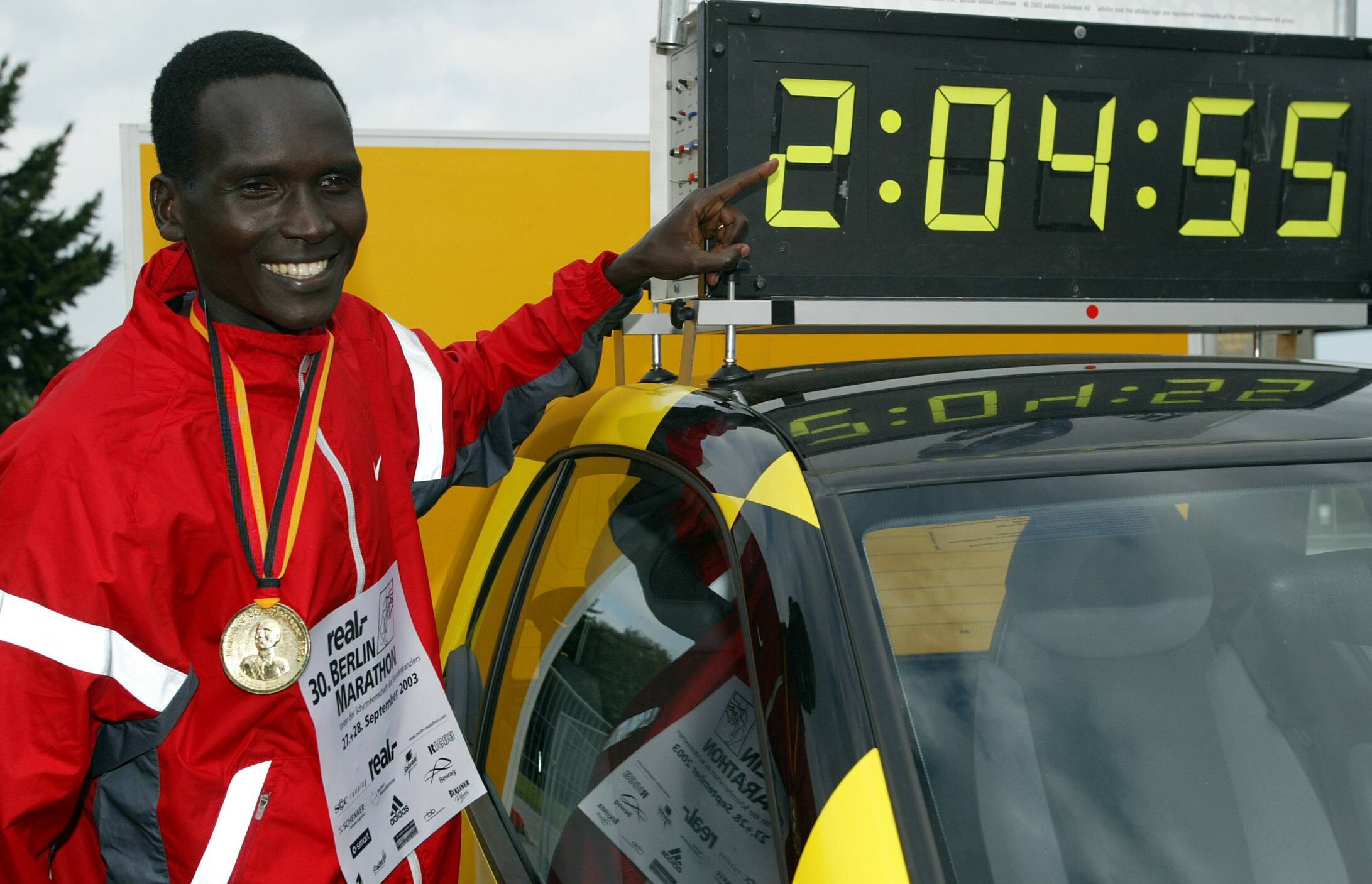 Sieger Paul Tergat (Kenia) zeigt stolz auf seine neue Weltrekordzeit von 2:04:55 Stunden, 28. September 2003. Foto: Imago/Camera 4