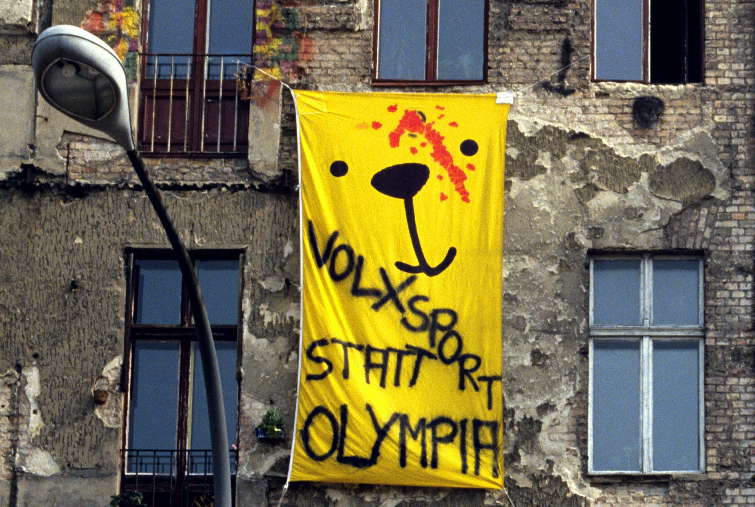 "Volxsport Statt Olympia", Transparent an einer kaputten Hauswand im Prenzlauer Berg. Foto: Imago/IPON