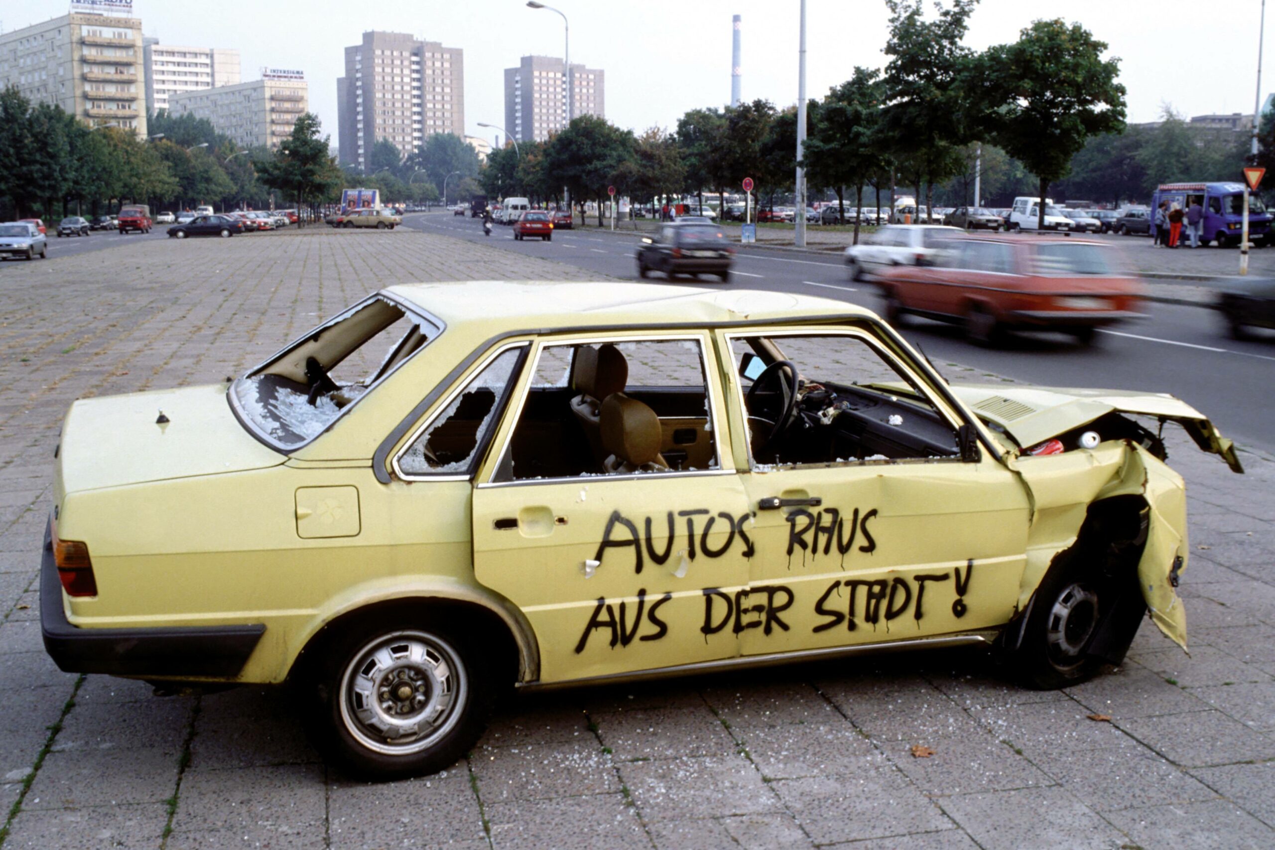Autos raus aus der Stadt! Berlin, 1993. Foto: Imago/Harald Almonat