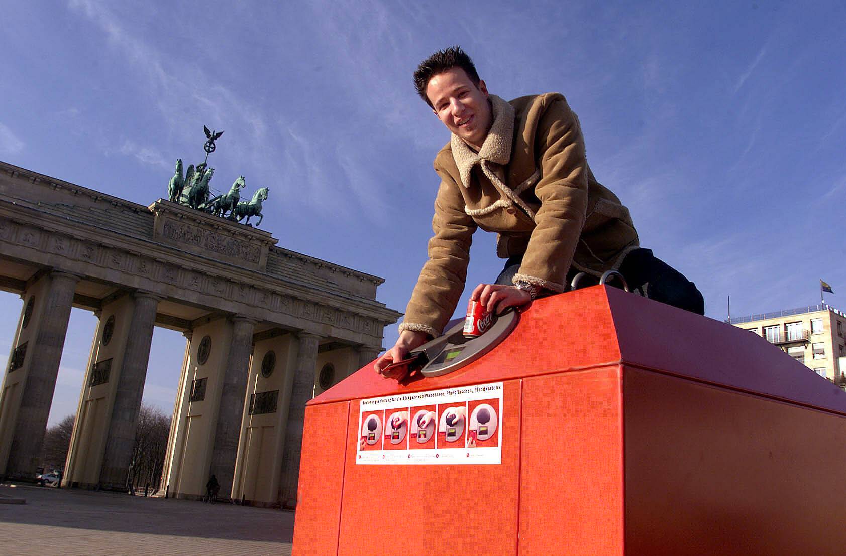 Hat sich nicht durchgesetzt, der Dosenpfandautomat am Brandenburger Tor. Das Dosenpfand blieb jedoch. Foto: Imago/PEMAX