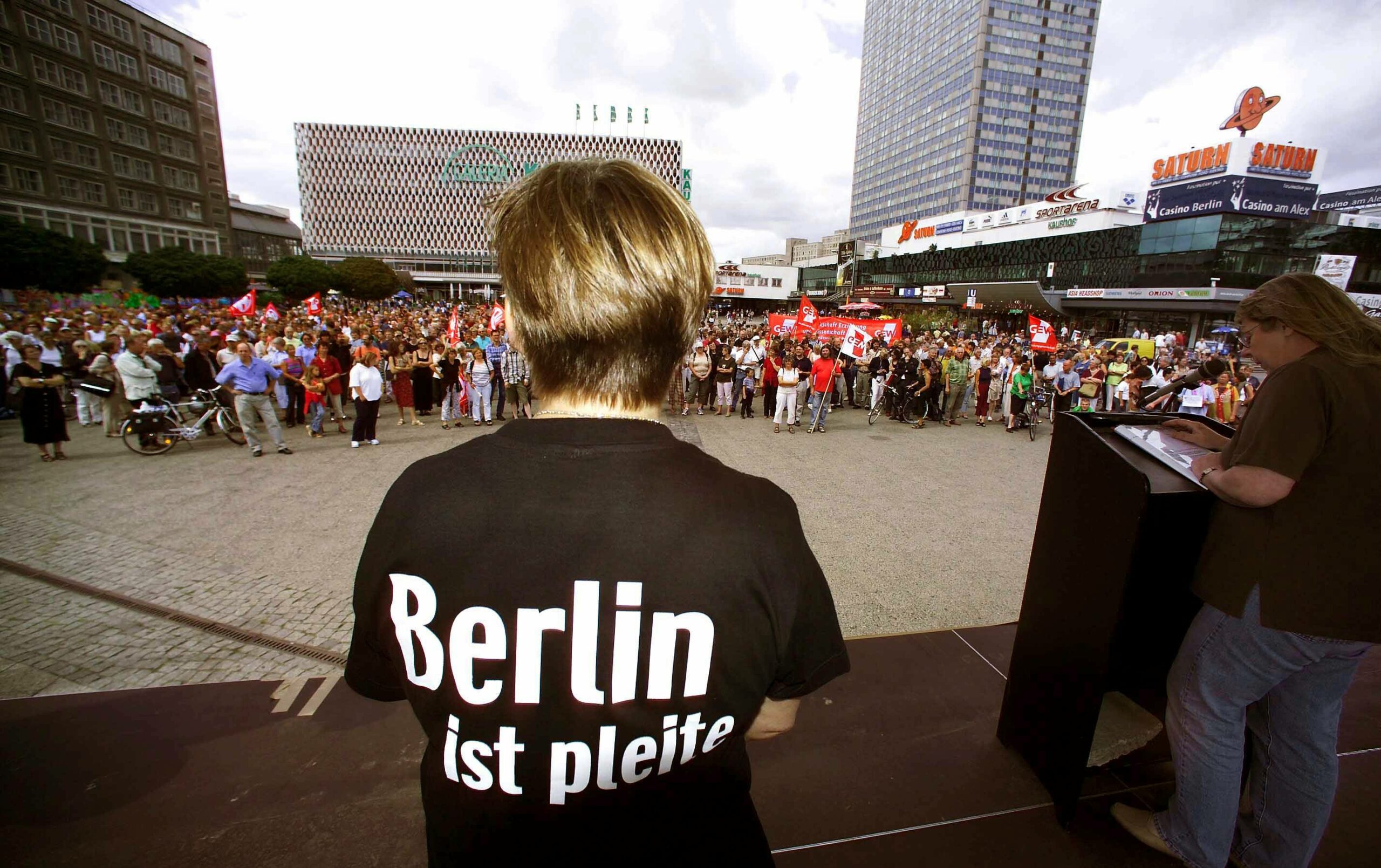 Demonstrantin mit "Berlin ist pleite"-T-Shirt auf einer Demo auf dem Alexanderplatz in Berlin, 2003. Foto: Imago/PEMAX