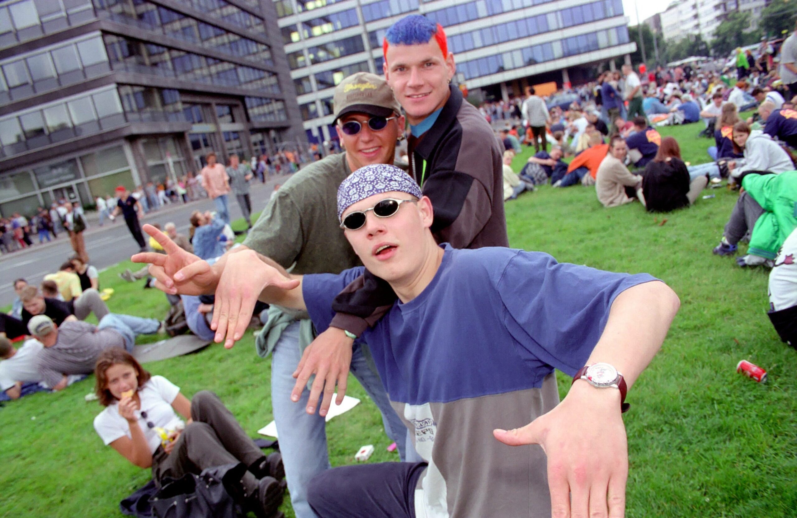 Raver feiern auf der Berliner Loveparade 1993. Foto: Imago/PEMAX