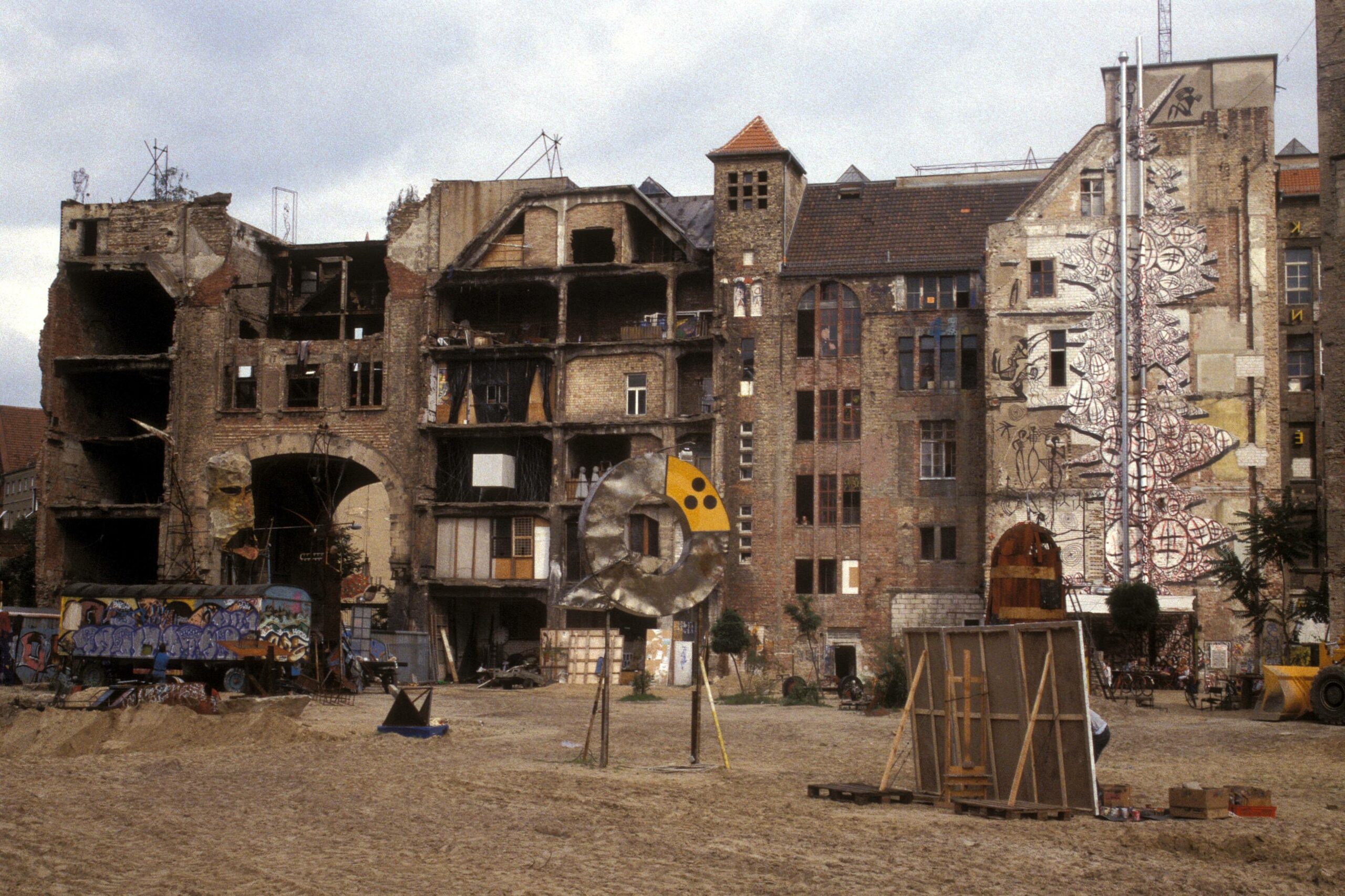 Hof des Kunsthauses Tacheles in Berlin,1993. Foto: Imago/Ecomedia/Robert Fishman