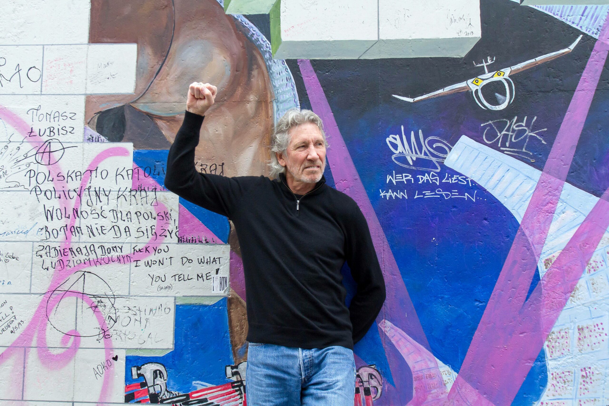 Noch eine Aufnahme von Roger Waters’ Berlin-Visite im Jahr 2013: Der Musiker posiert an der East Side Gallery, wo er Stellung bezog gegen damalige Bauprojekte an der Spree .Foto: M. Golejewski/Future Image