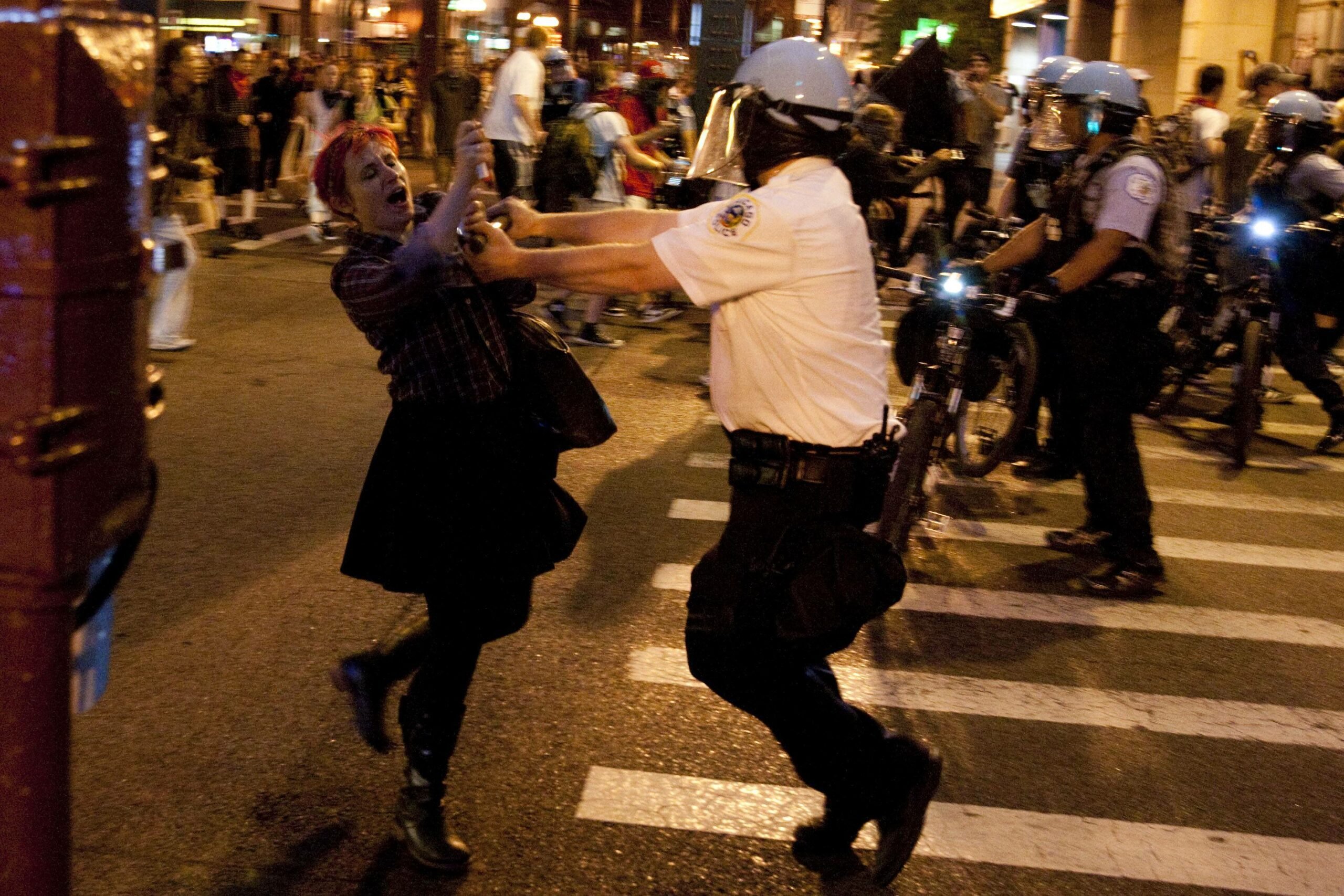 Feminismus: Ikonisches Foto: Journalistin, Autorin und Feministin Laurie Penny stößt auf einer Demonstration in Chicago mit einem Polizisten zusammen. 