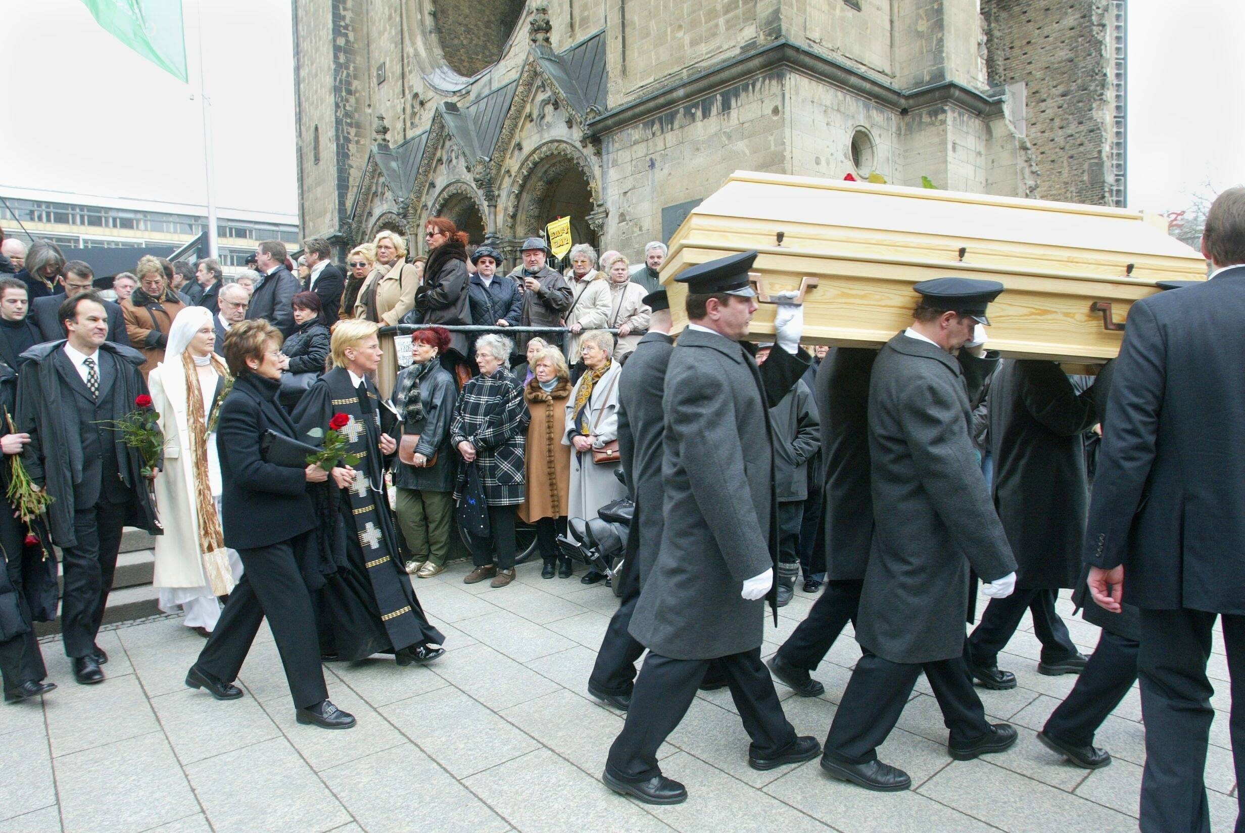 Die Trauergemeinde bei der Beerdigung des legendären Schauspielers Horst "Hotte" Buchholz.  Foto: Imago/Eventpress/Herrmann