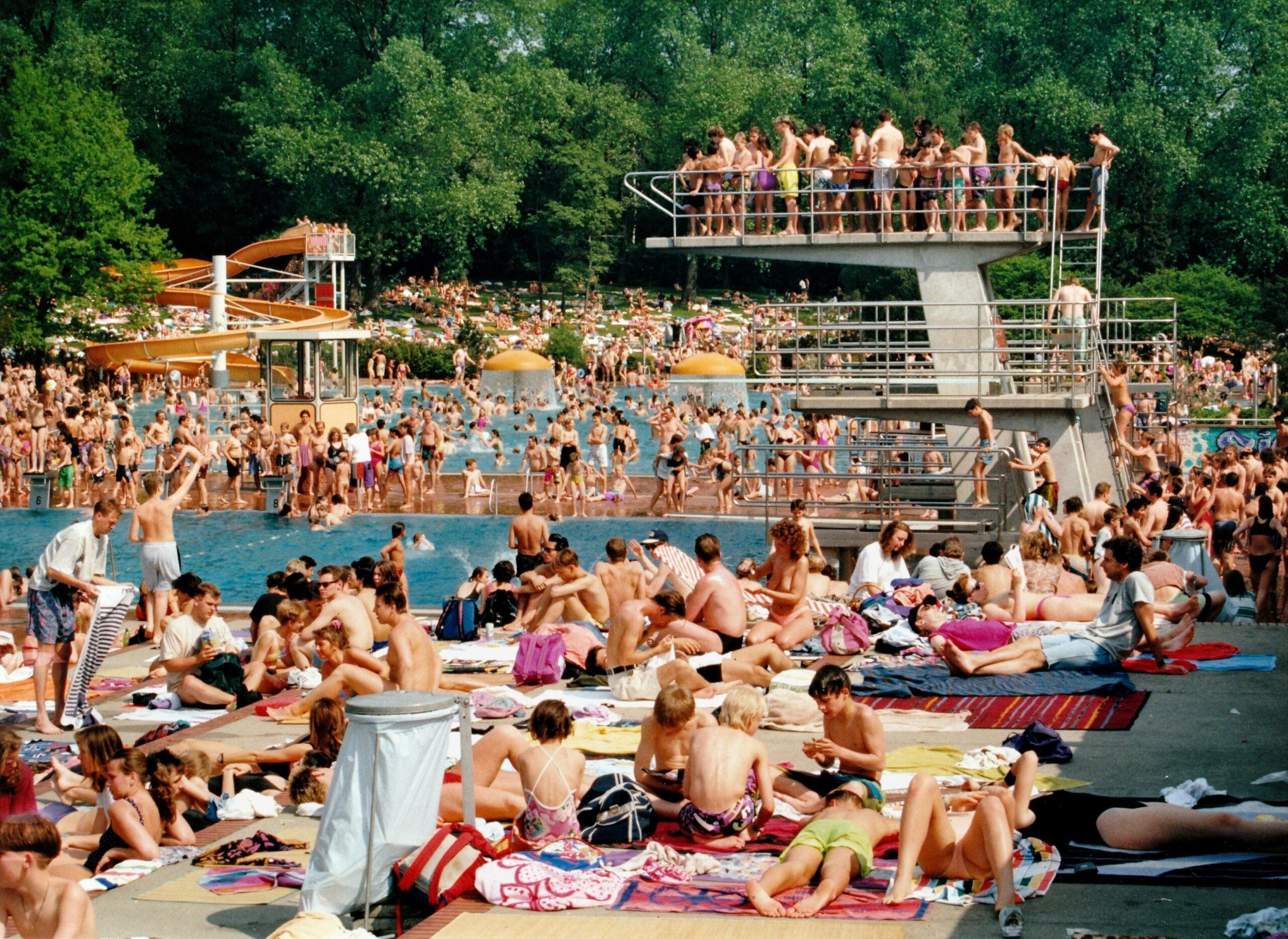 Badespaß im Sommerbad am Insulaner, 1993. Foto: Imago/Eventpress/Henry H. Herrmann