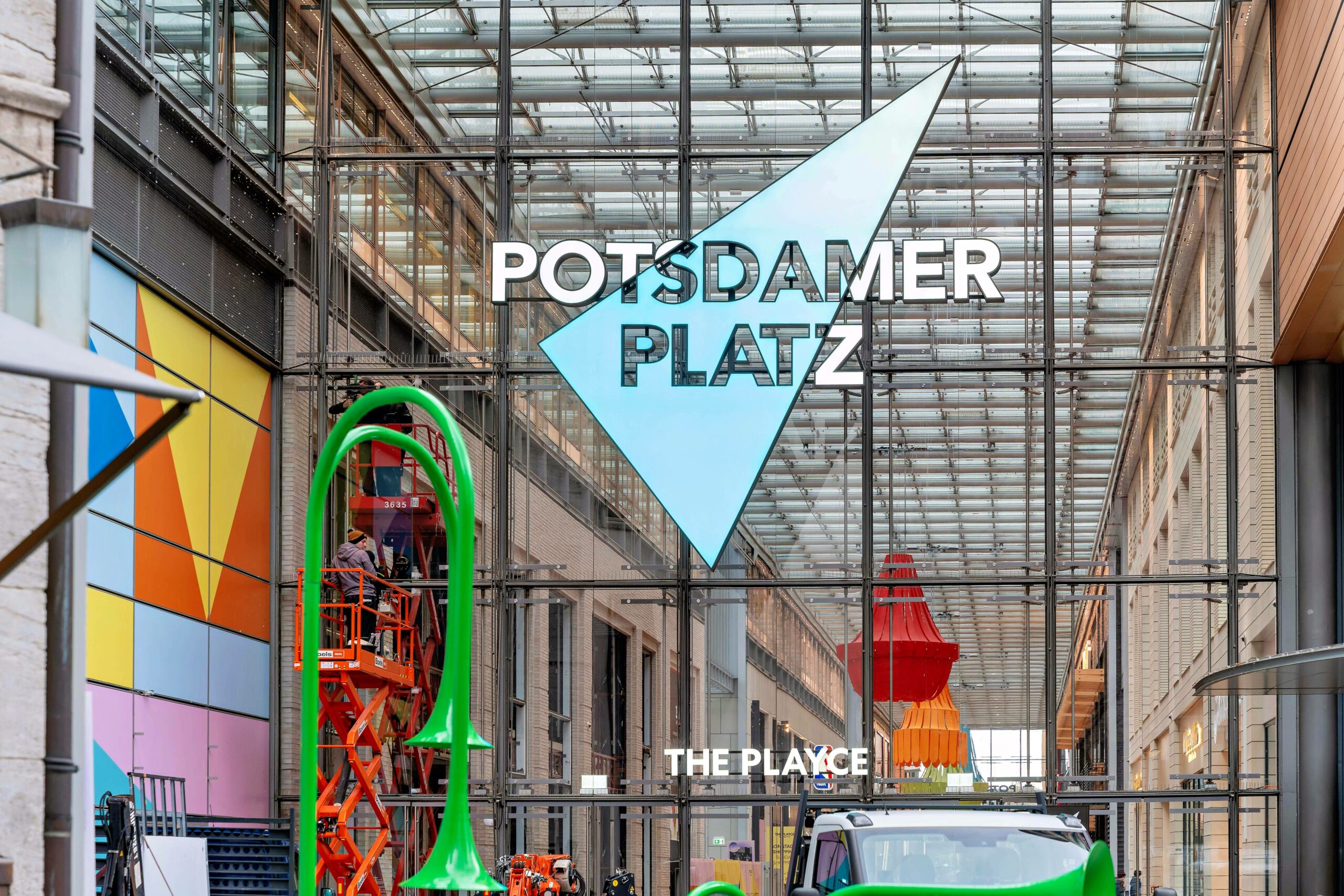 Die Potsdamer Platz Arkaden sind fertig saniert und heißen nun The Playce. Die Optik ist klarer, moderner. Foto: Imago/Stefan Zeitz