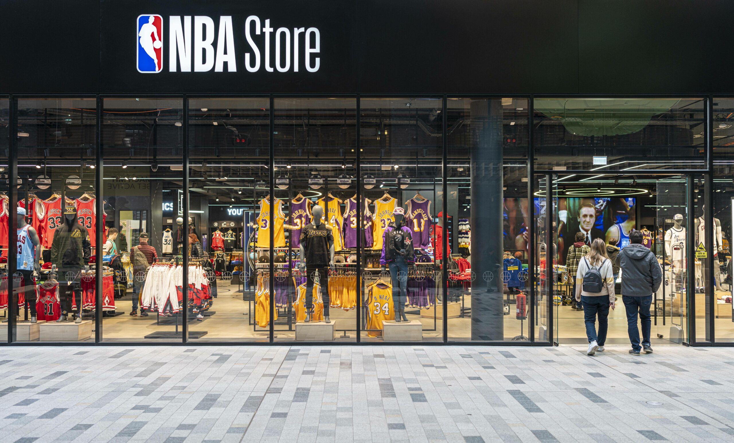 Der weltweit zweitgrößte NBA Store ist in The Playce zu finden – nur der in den USA ist größer. Foto: Imago/imageBROKER/Karl-Heinz Spremberg