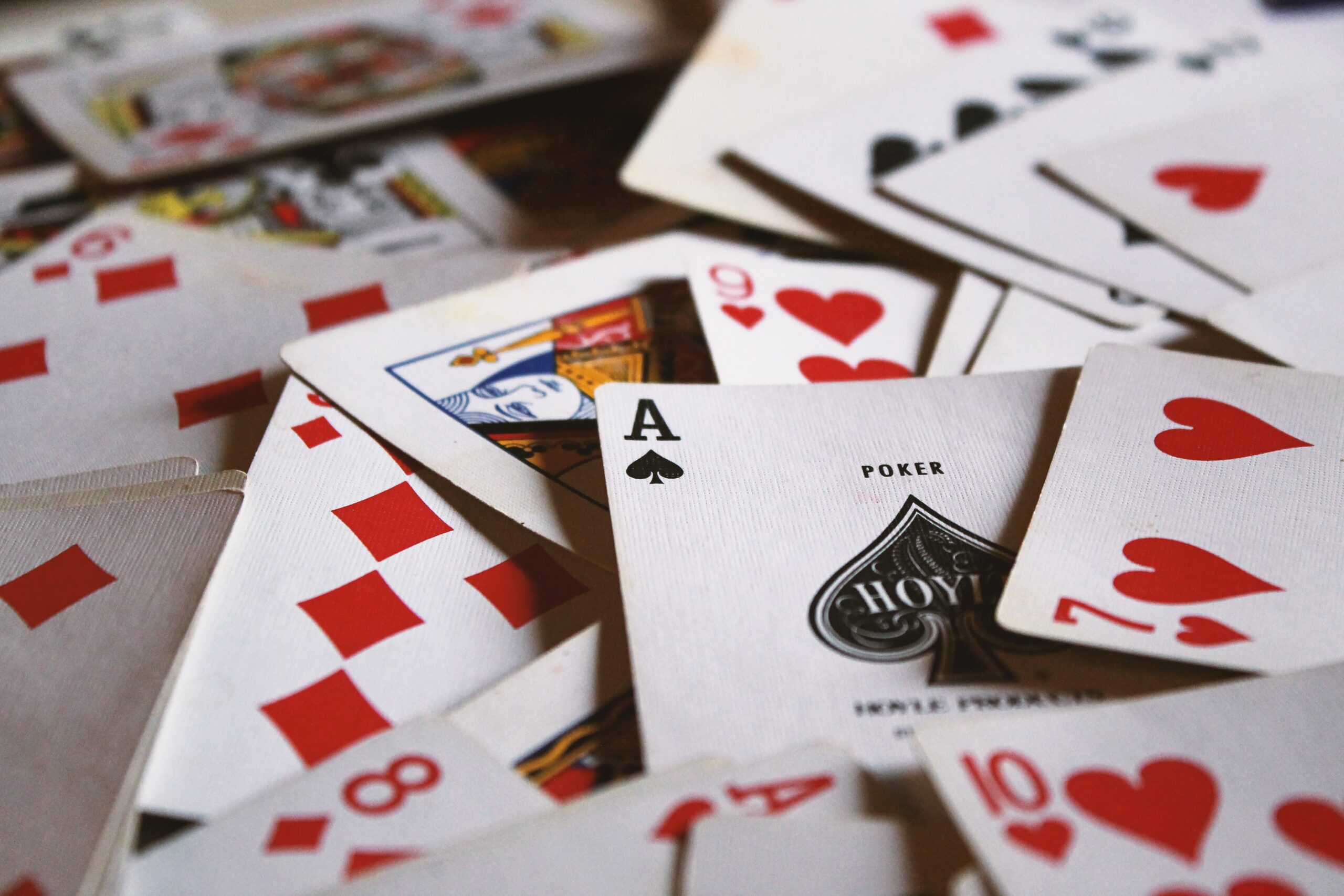 Bei Online-Casino-Spielen erhaltet ihr verschiedene Boni, wie Sticky- oder Non-Sticky-Bonus. Doch welcher lohnt sich? Foto: Unsplash/Jack Hamilton