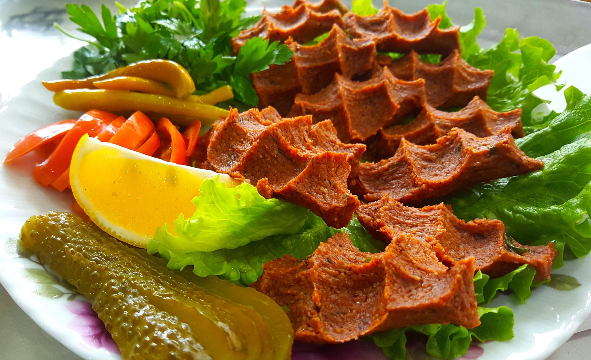 Die veganen Çig Köfte sind am besten mit Salatblättern oder Fladenbrot zu genießen. Foto: Pixabay/Madir
