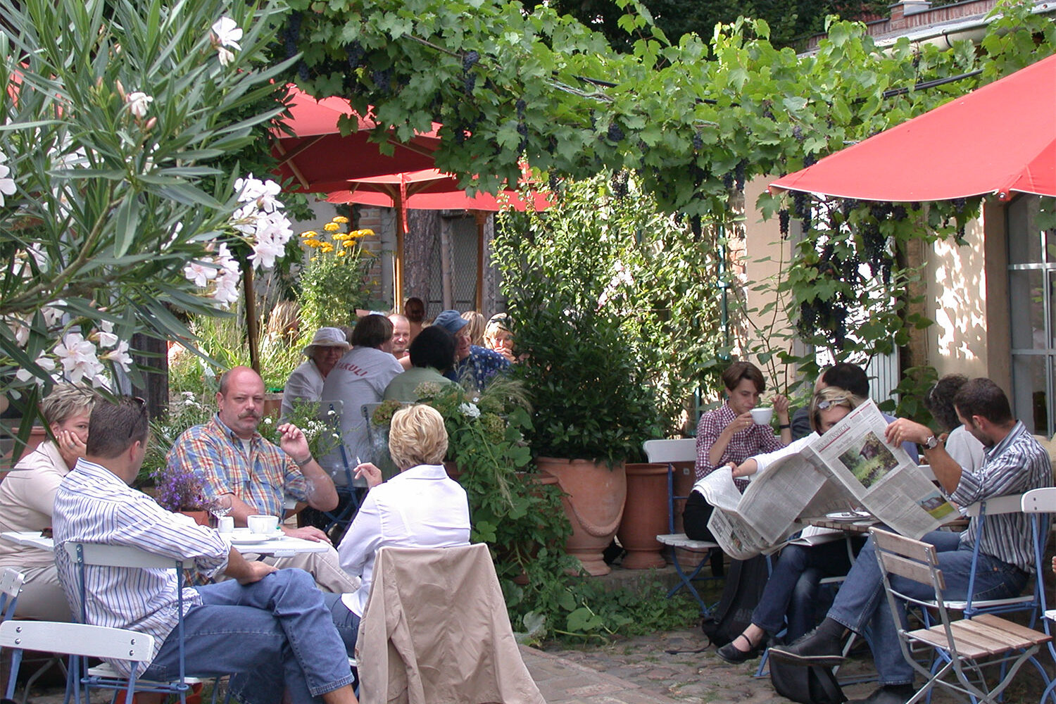 Gartenrestaurants in Berlin Im grünen Hofcafé Mutter Fourage schlägt das langsame Herz von Zehlendorf.