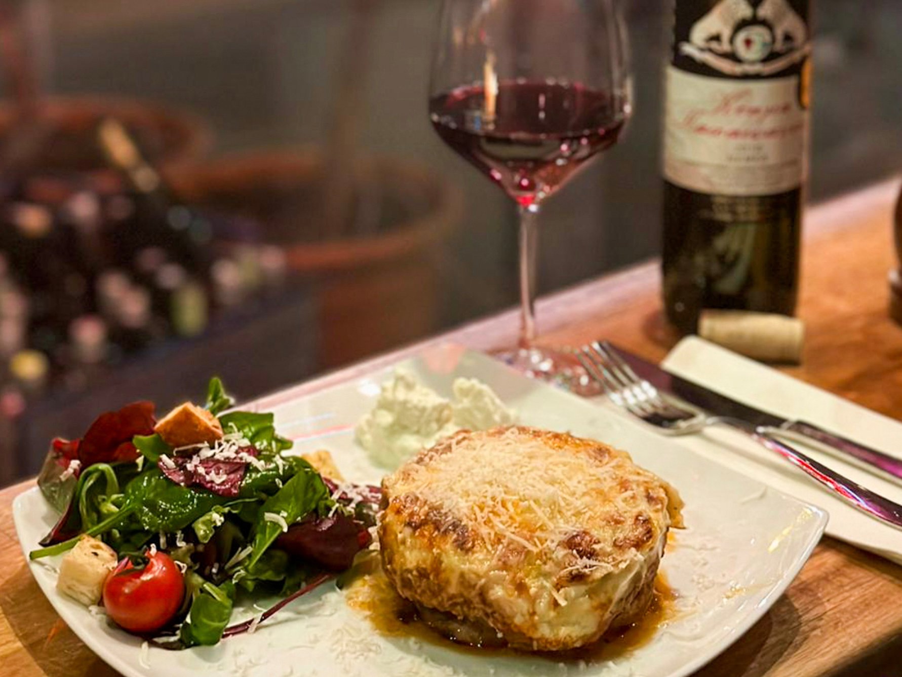 In der Neueröffnung Taverne Neféli sind Wein und Speisen gleichwertig.