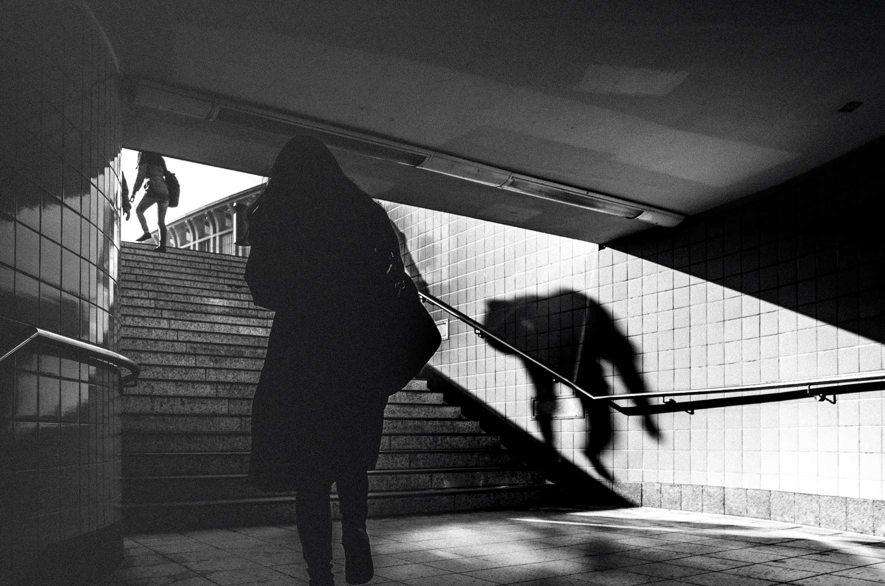 Schattenspiele am Alex. Foto: Martin U Waltz aus "Berlin Unseen"