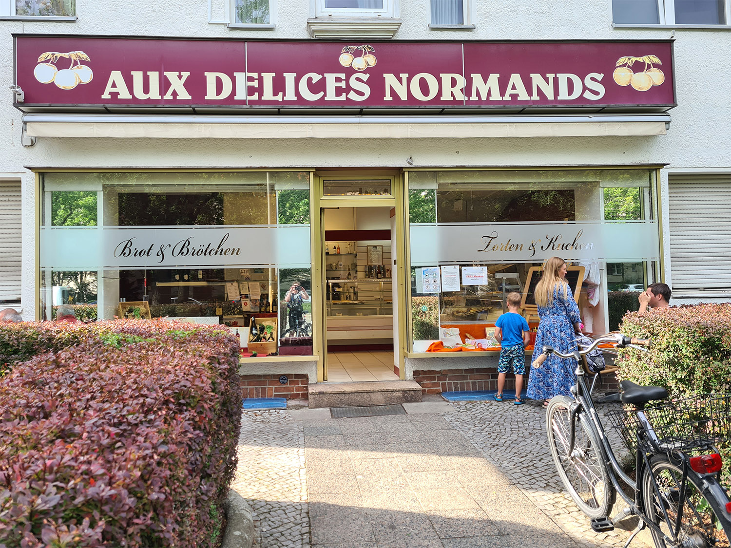 Zum Frühstück in Steglitz-Zehlendorf empfiehlt sich Aux Delices Normands mit leckeren Backwaren und Kuchen.