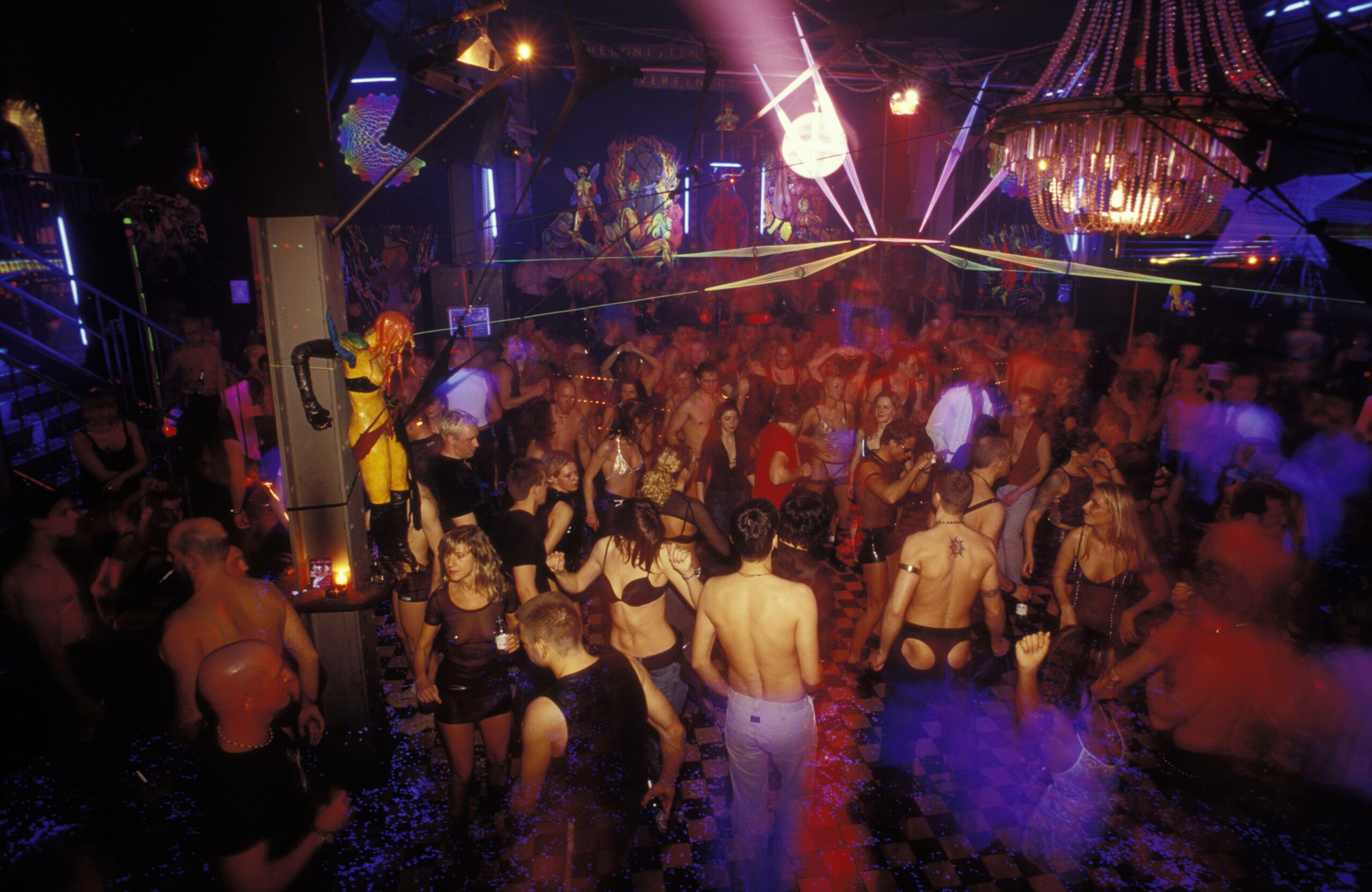 Blick in den Kitkatclub, einer der sexpositiven Orte in Berlin. Die Doku „F*ck Berlin“ blickt mit neun Menschen auf deren Liebesleben.  Foto: Imago/Imagebroker