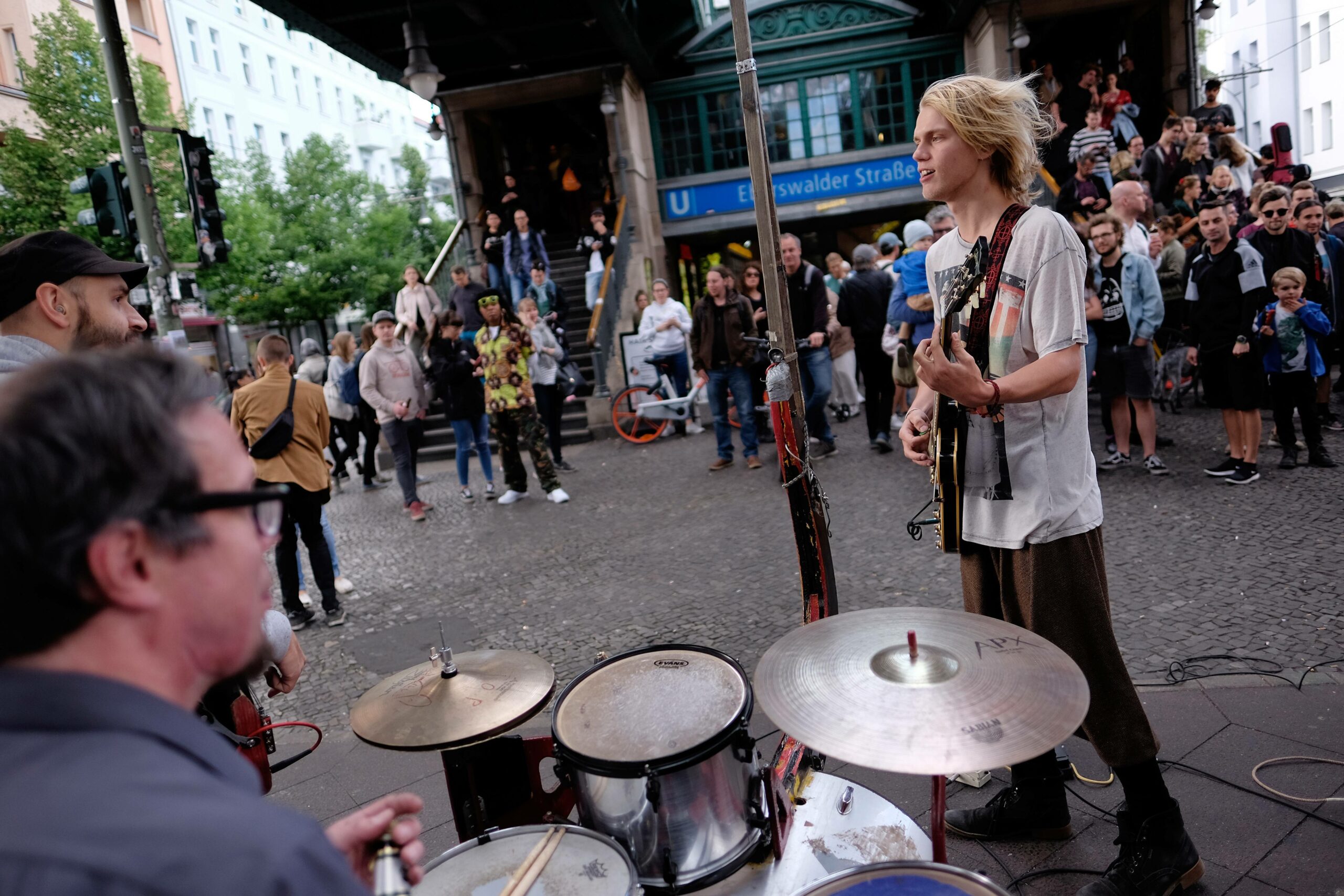 Fête de la musique in Berlin - Musiker vor dem U-Bahnhof Eberswalder Strasse in Prenzlauer Berg. Foto: Imago/Snapshot Photography/K.M. Krause