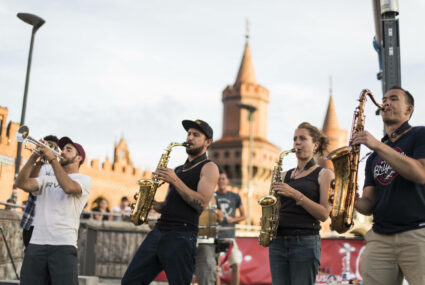 Fête de la musique in Berlin - Eine Brass Band vor der Oberbaumbrücke. Foto: Imago/Pop-Eye/Ben Kriemann