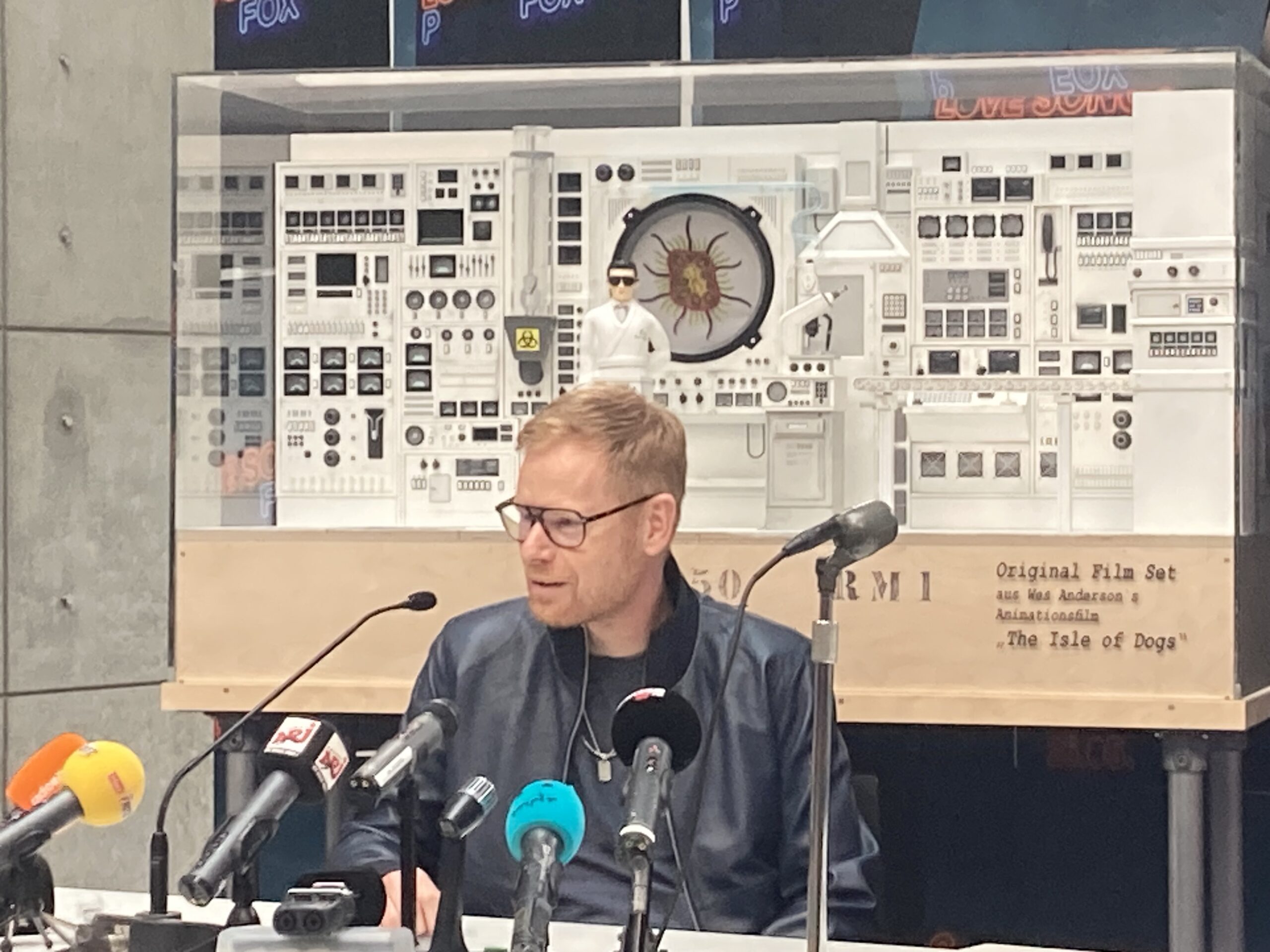 Peter Fox bei der Pressekonferenz zu seinem Album "Love Songs" im Studio Babelsberg, 23.5.2023. Foto: Jacek Slaski